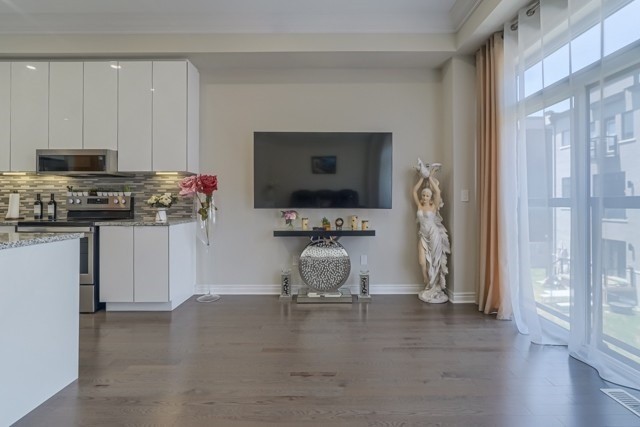 12 Laskin Dr