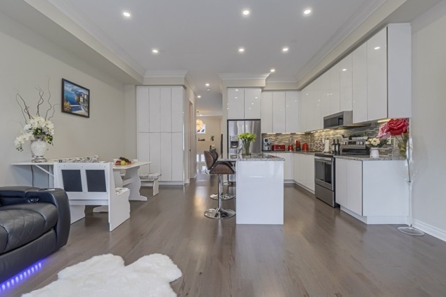 12 Laskin Dr