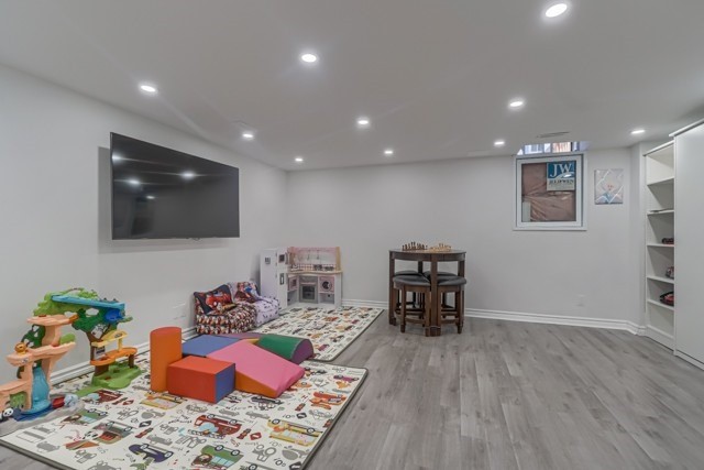 12 Laskin Dr