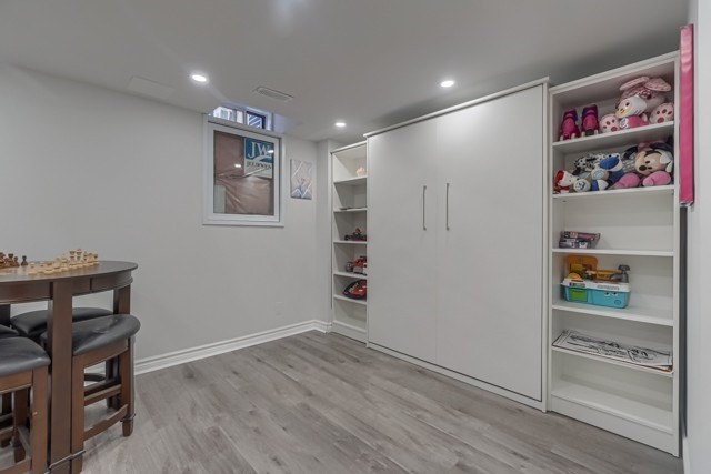 12 Laskin Dr