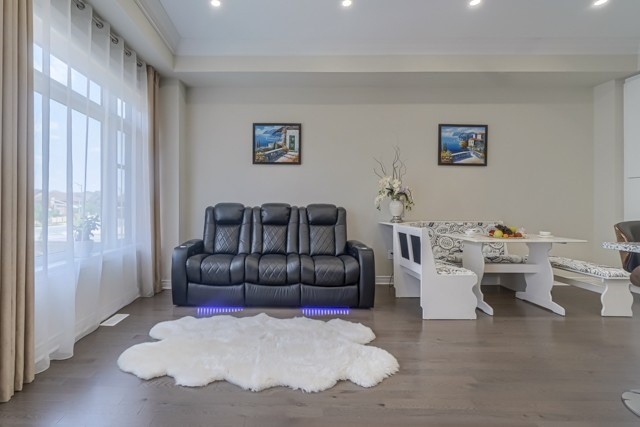 12 Laskin Dr