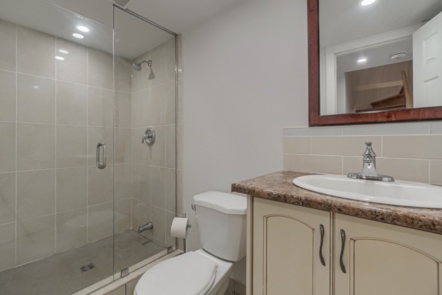 12 Laskin Dr