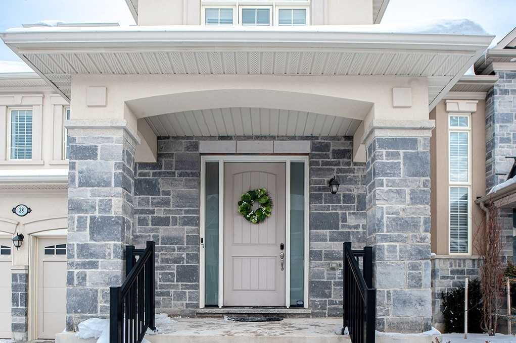 38 Dunrobin Cres
