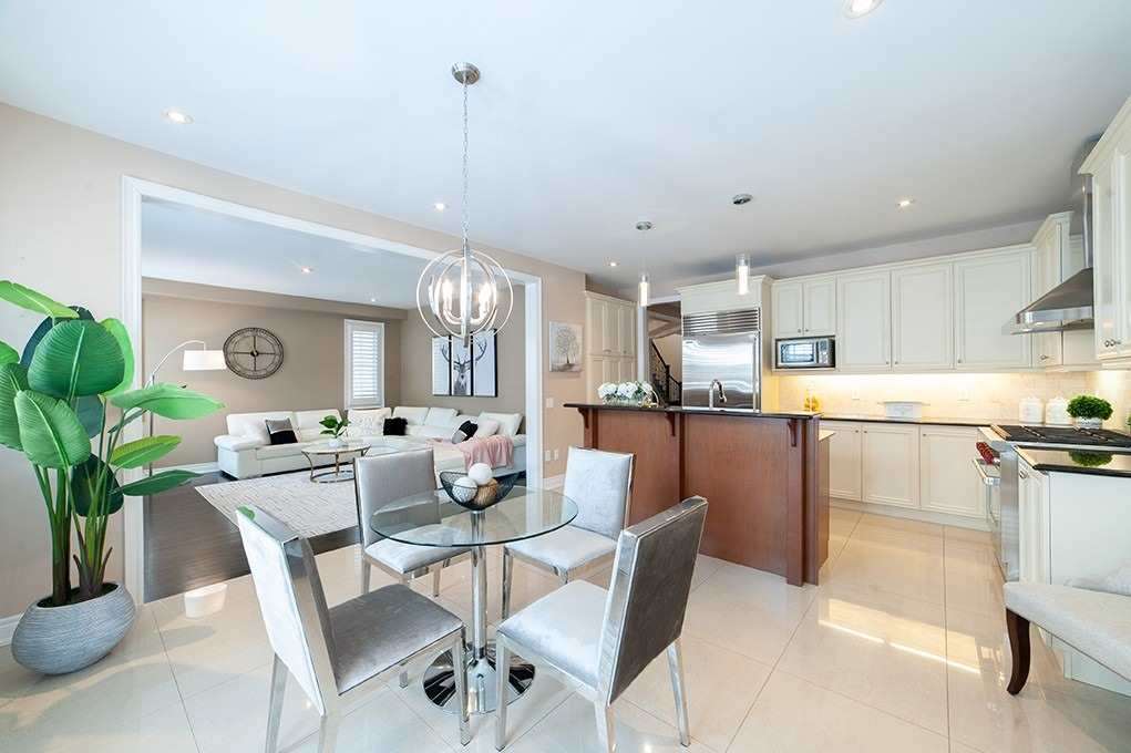 38 Dunrobin Cres