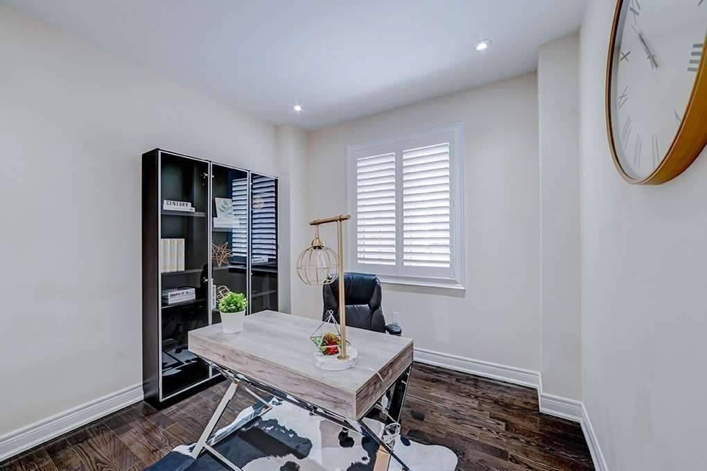 38 Dunrobin Cres