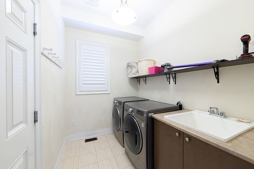 38 Dunrobin Cres