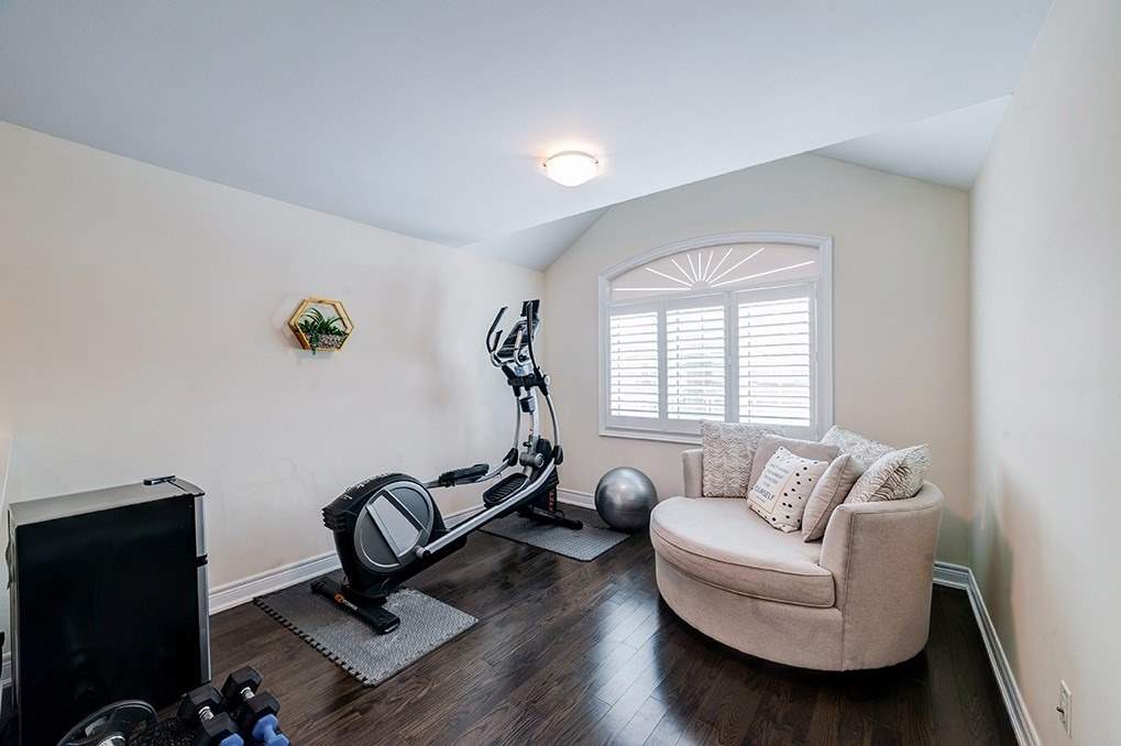 38 Dunrobin Cres