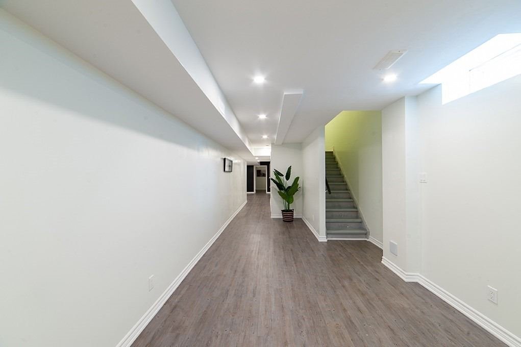 38 Dunrobin Cres