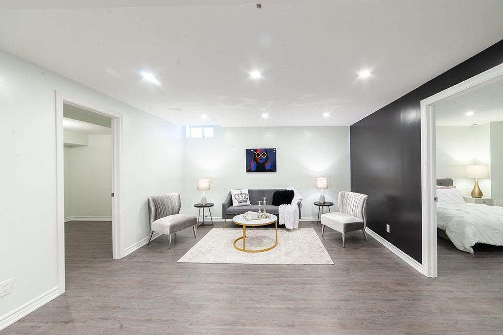 38 Dunrobin Cres