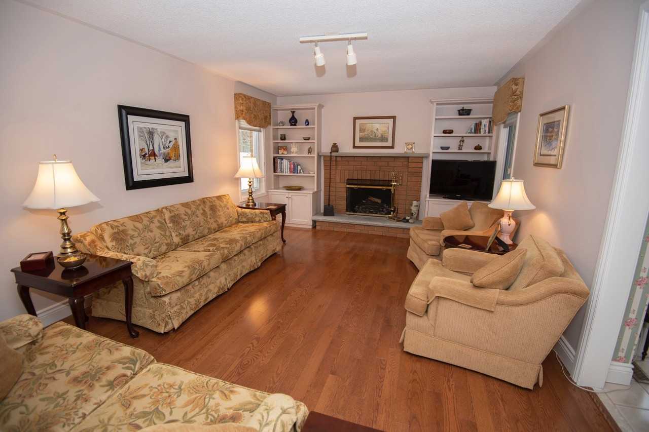 15 Falling Leaf Crt