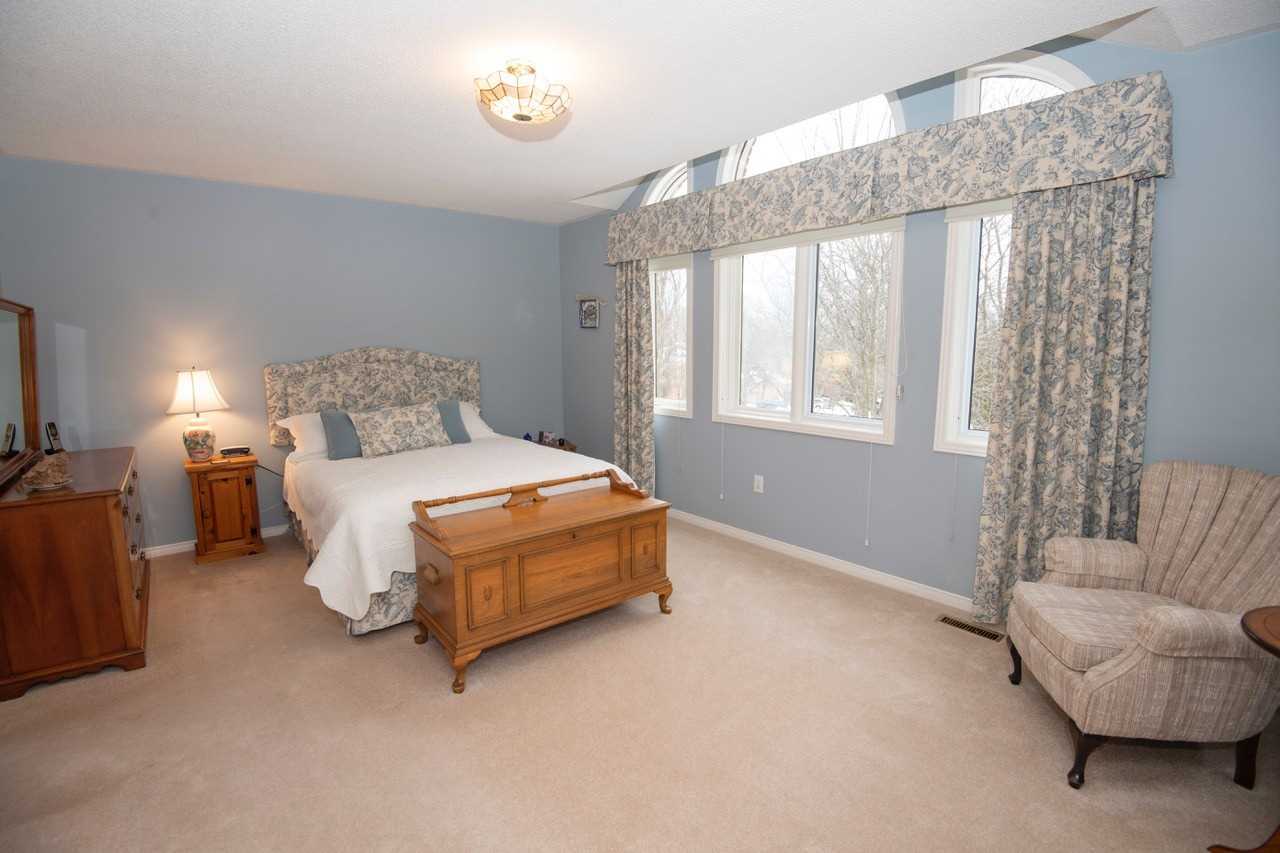15 Falling Leaf Crt
