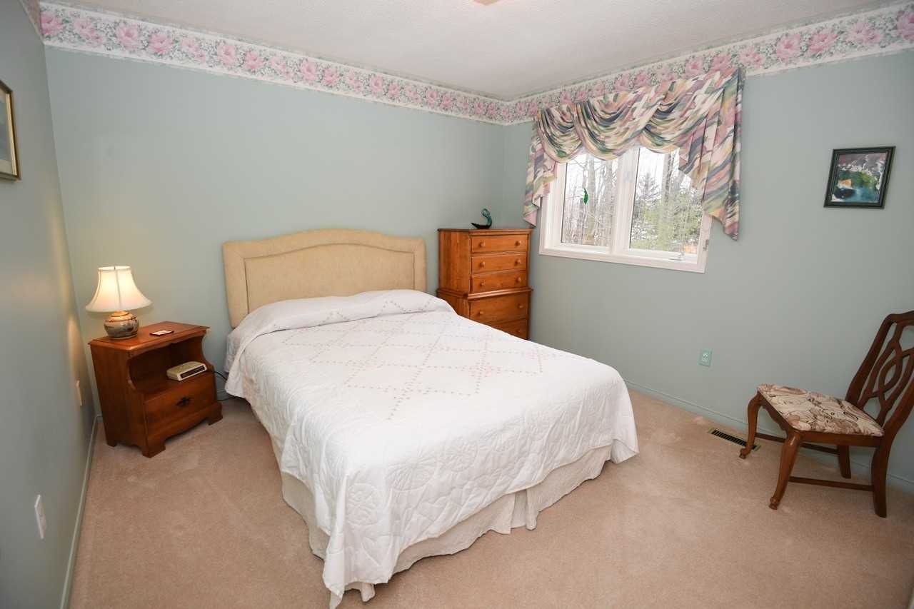 15 Falling Leaf Crt