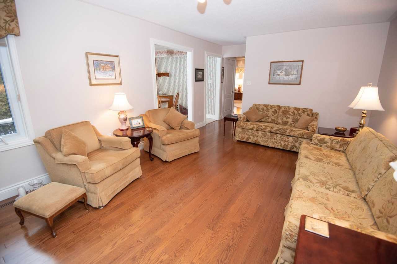 15 Falling Leaf Crt