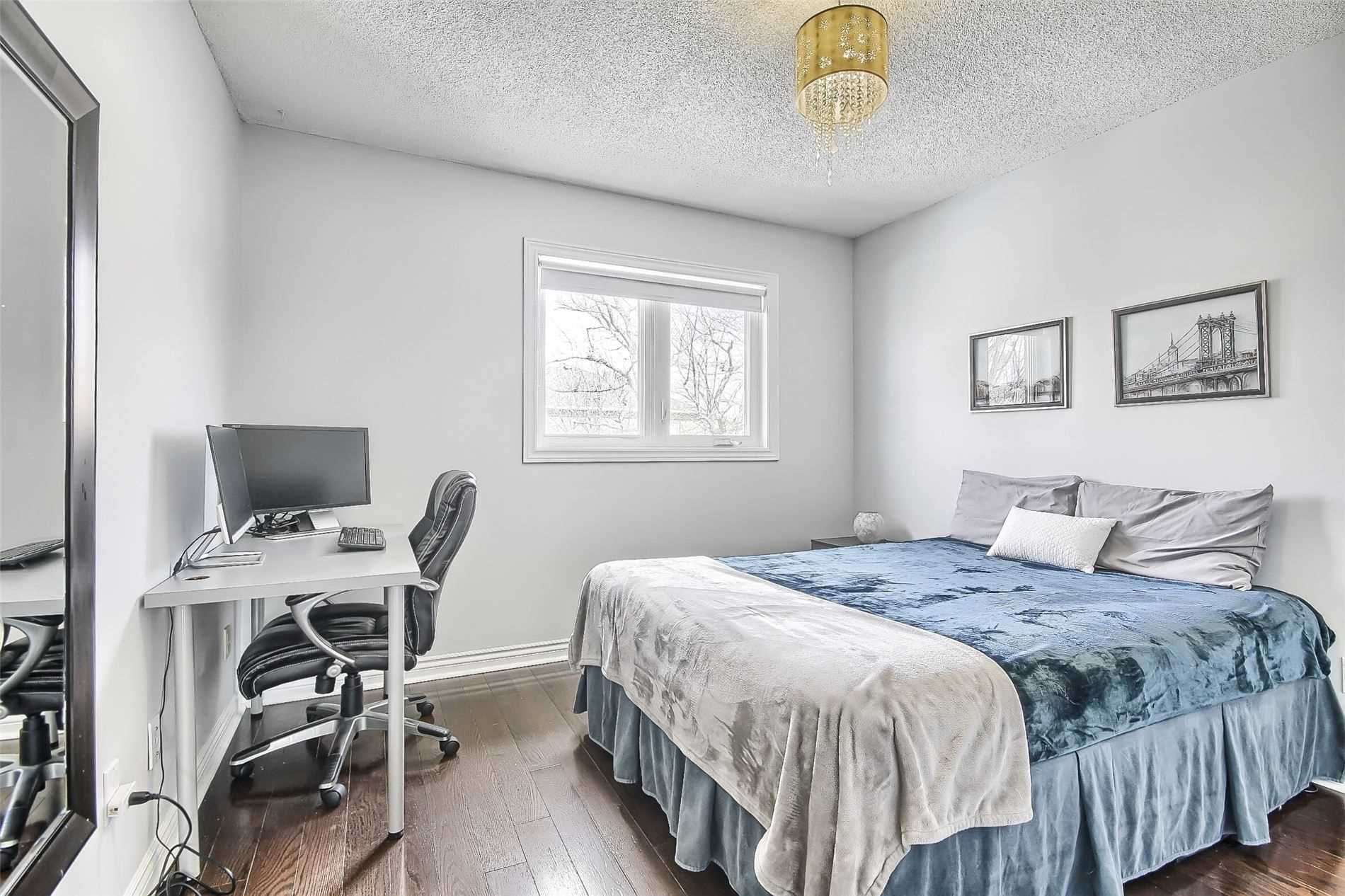 377 Pickering Cres