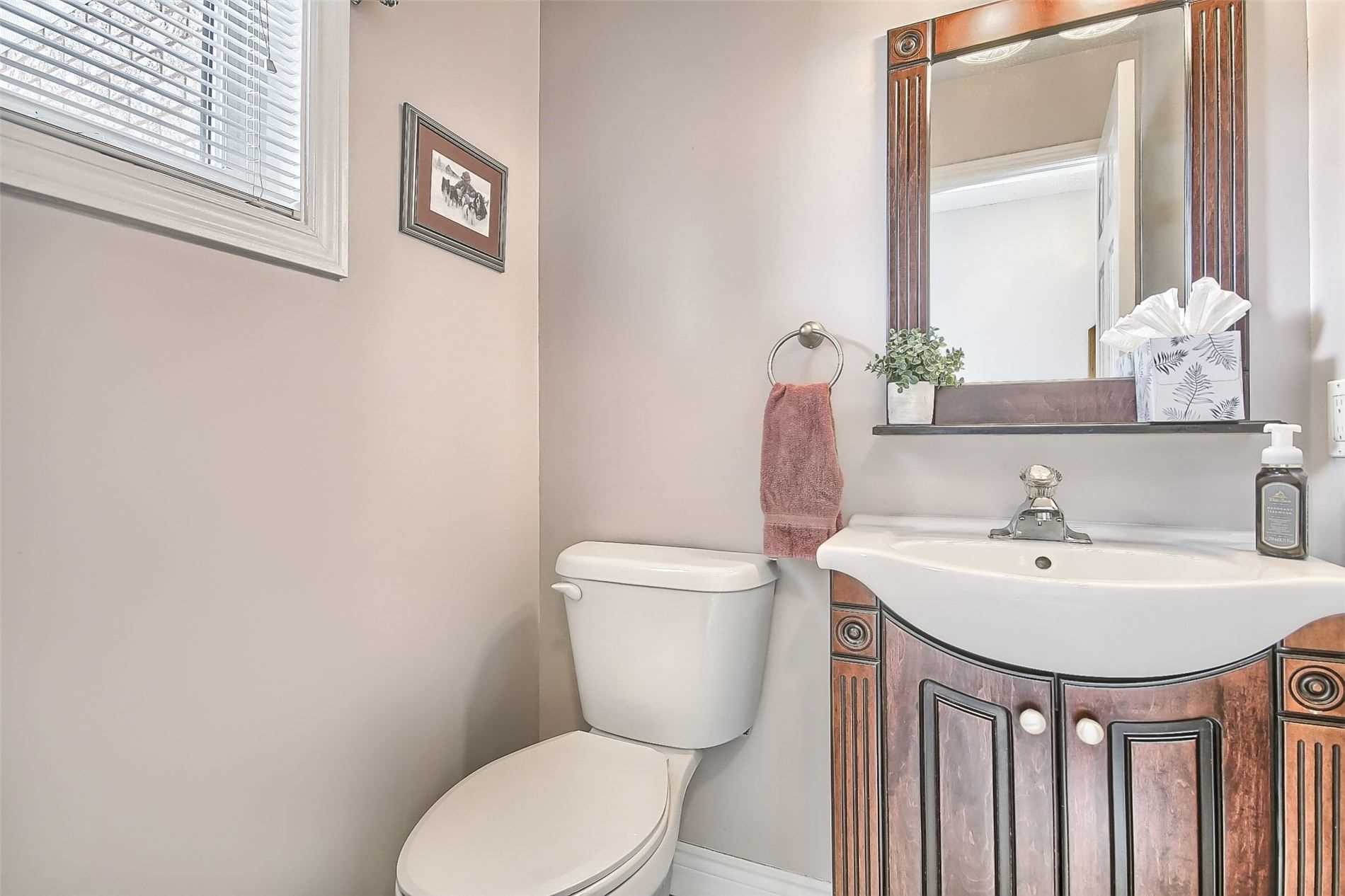 377 Pickering Cres