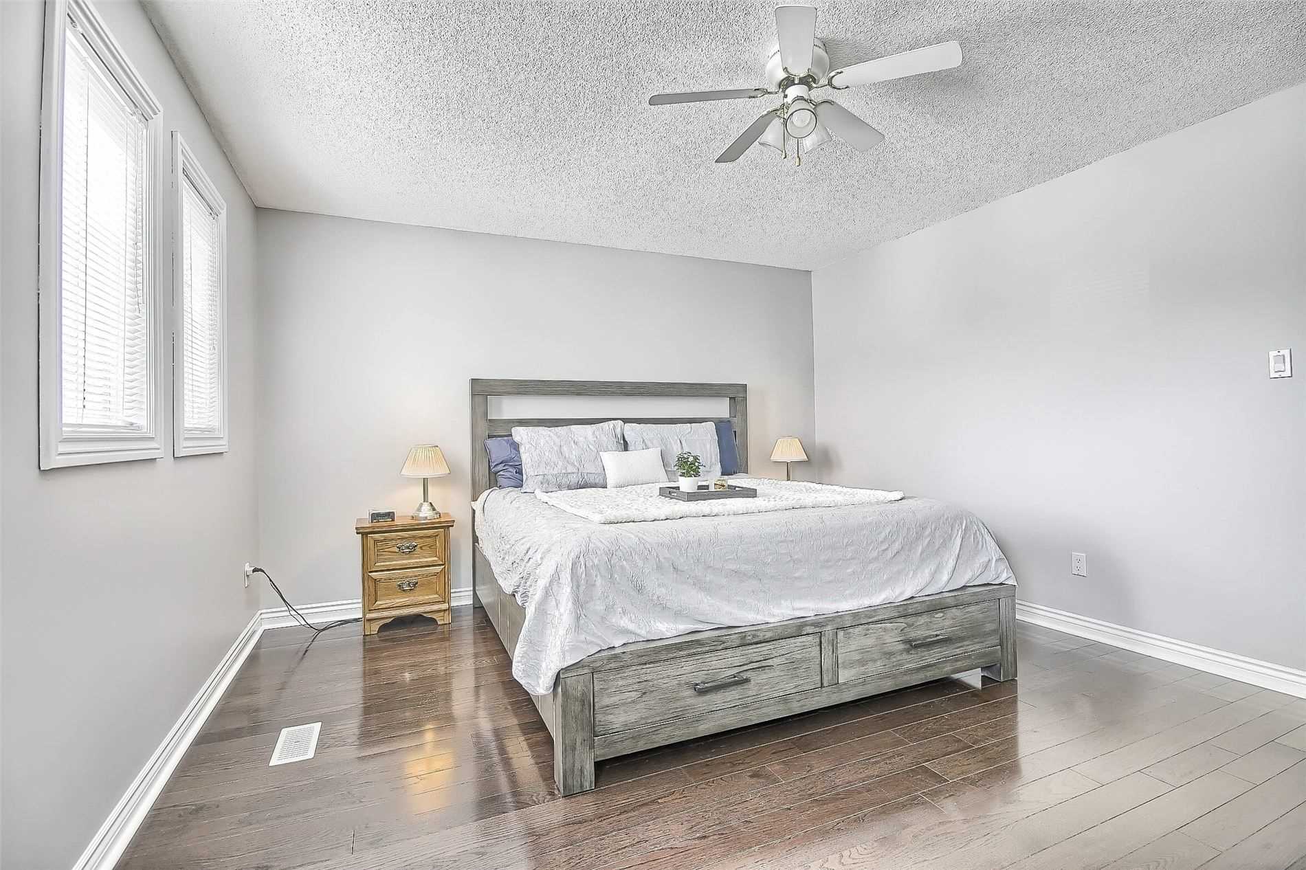 377 Pickering Cres