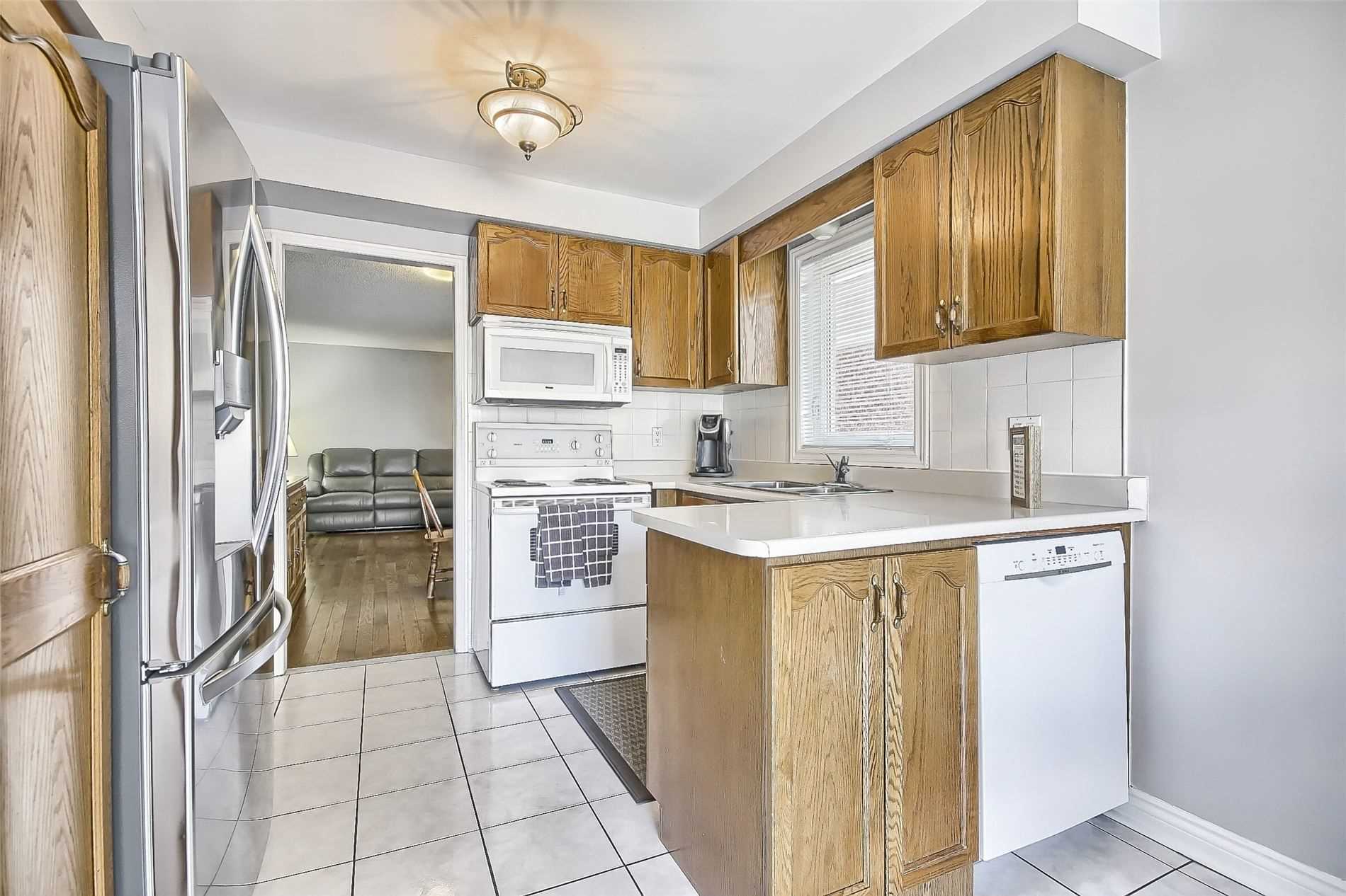 377 Pickering Cres