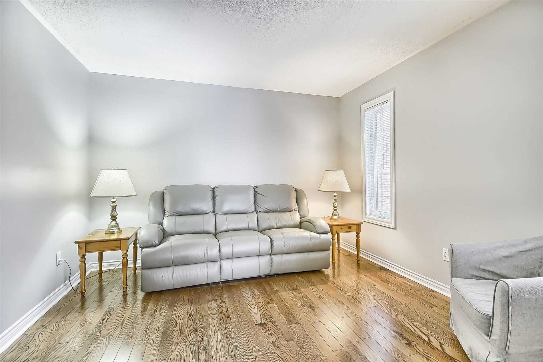 377 Pickering Cres
