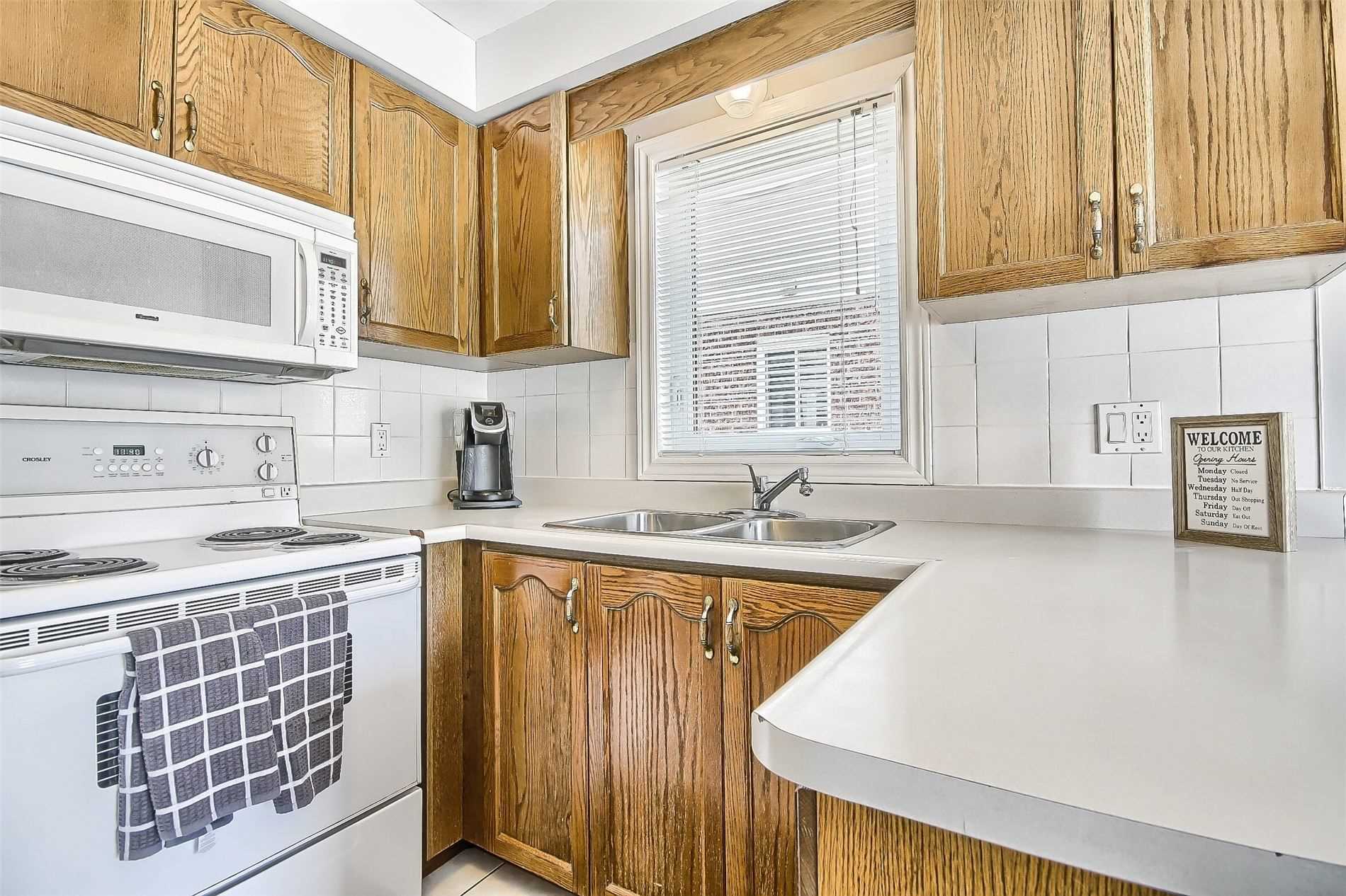 377 Pickering Cres