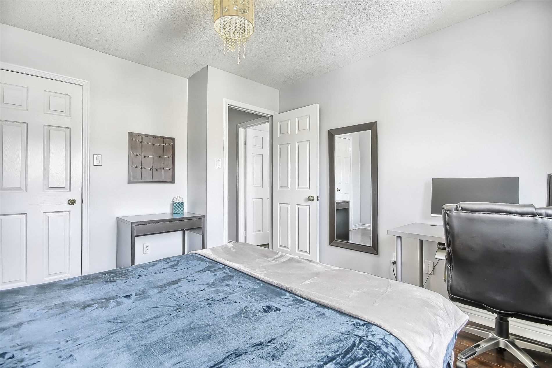 377 Pickering Cres