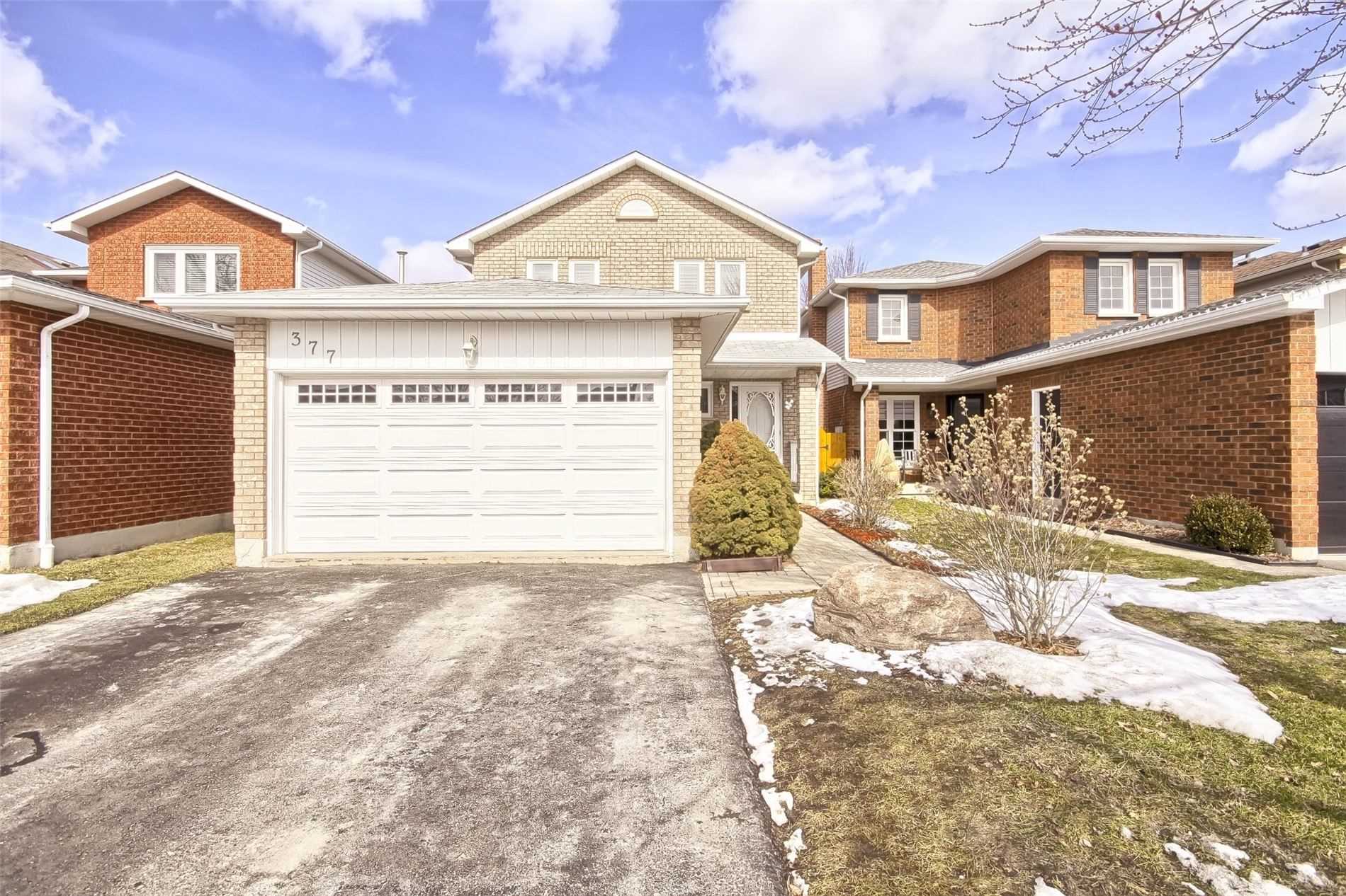 377 Pickering Cres