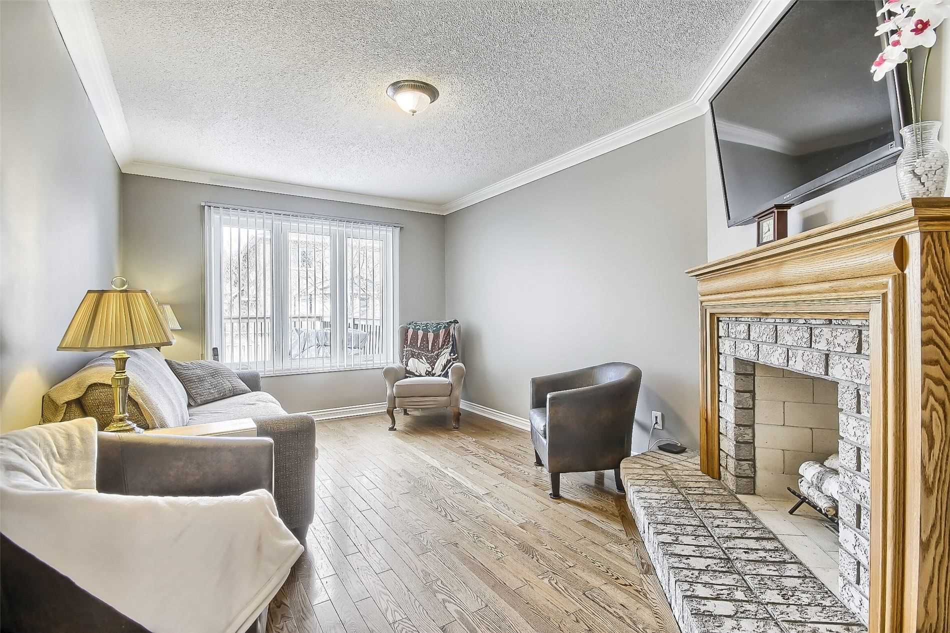 377 Pickering Cres