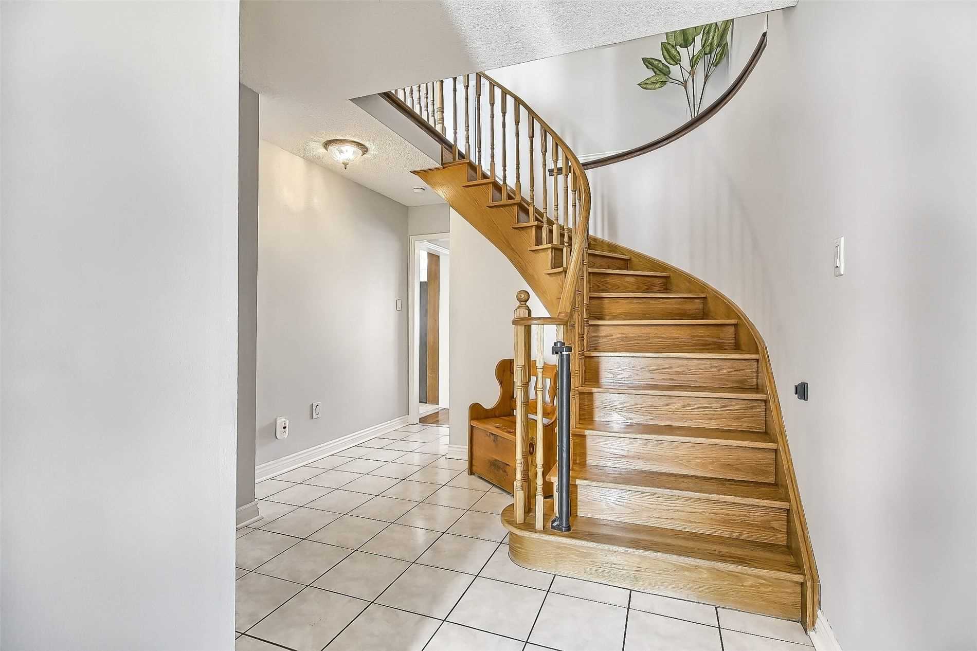 377 Pickering Cres