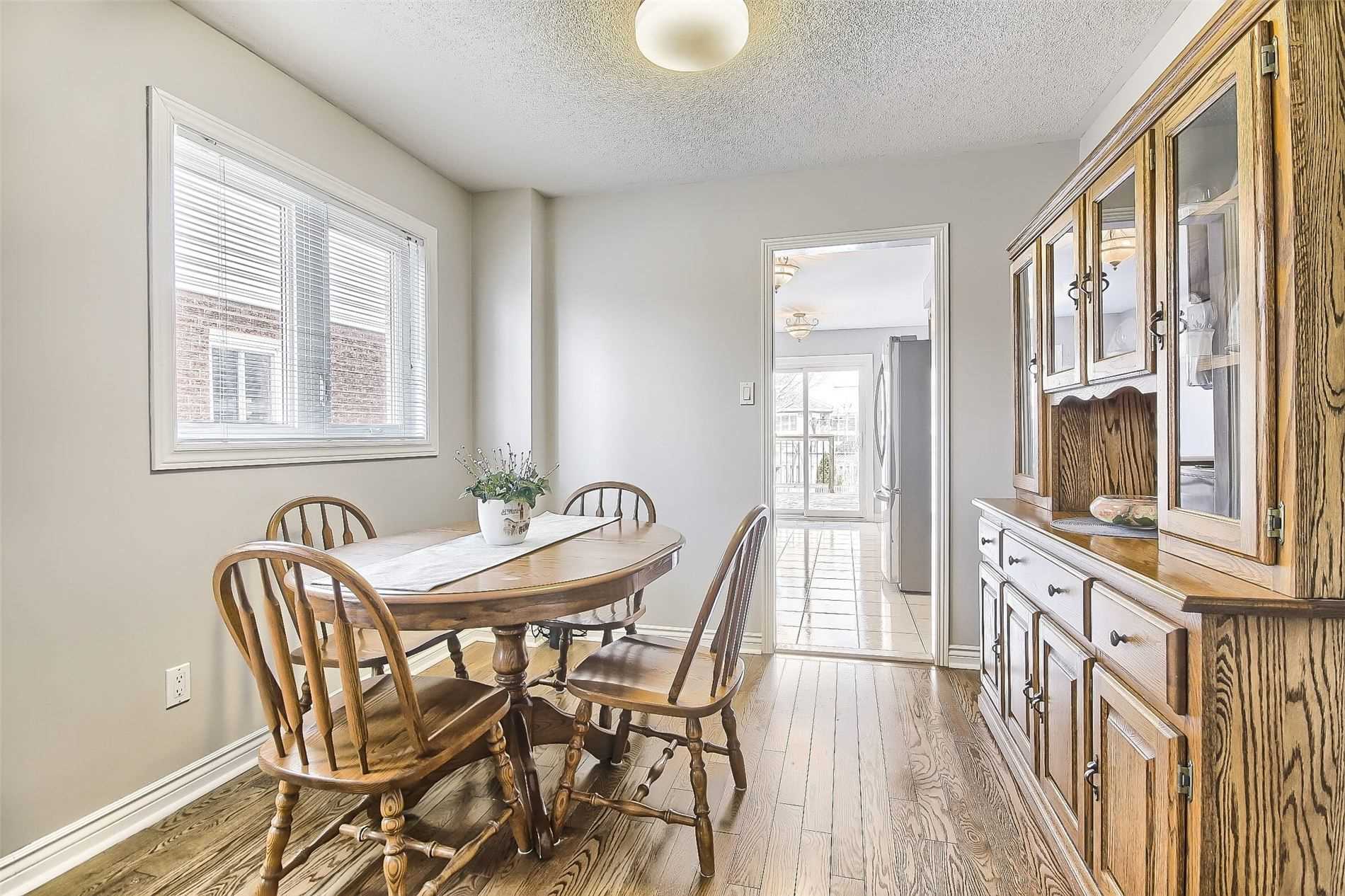 377 Pickering Cres