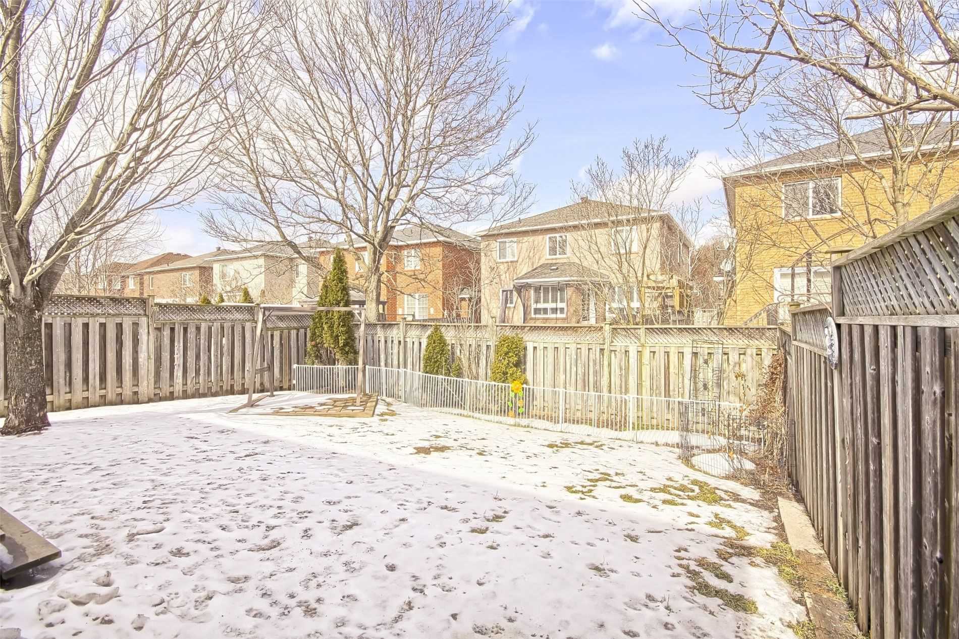 377 Pickering Cres