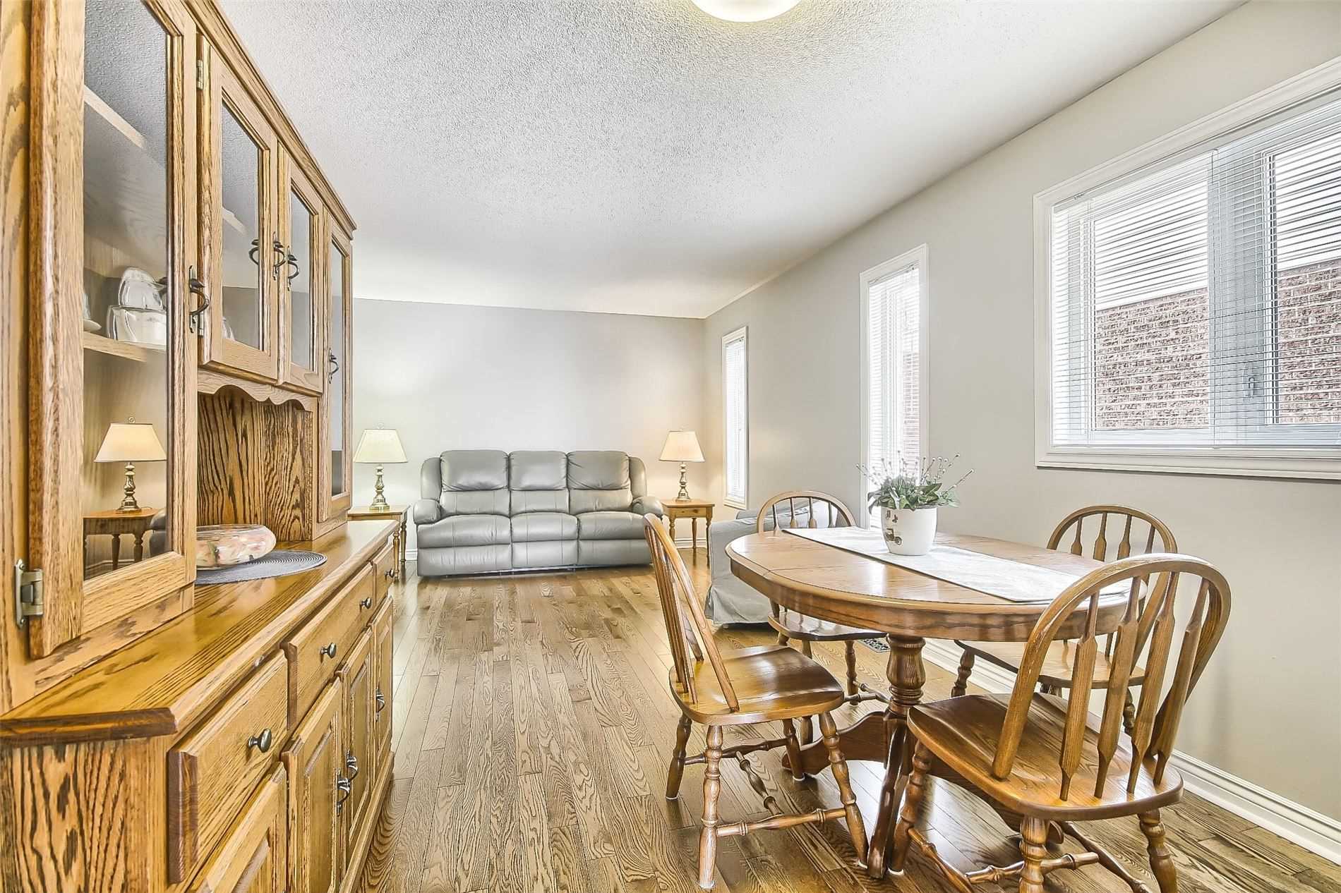 377 Pickering Cres