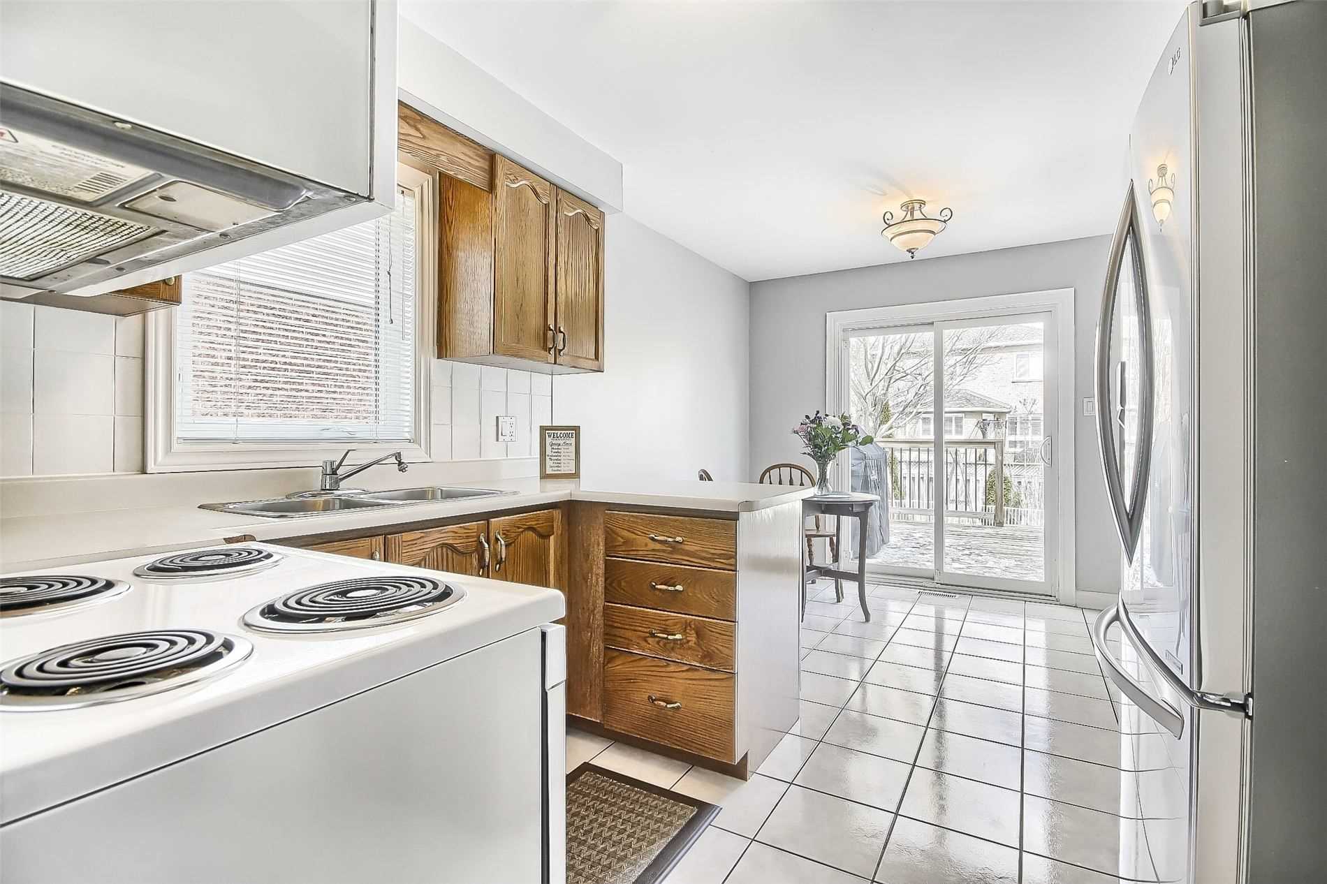 377 Pickering Cres