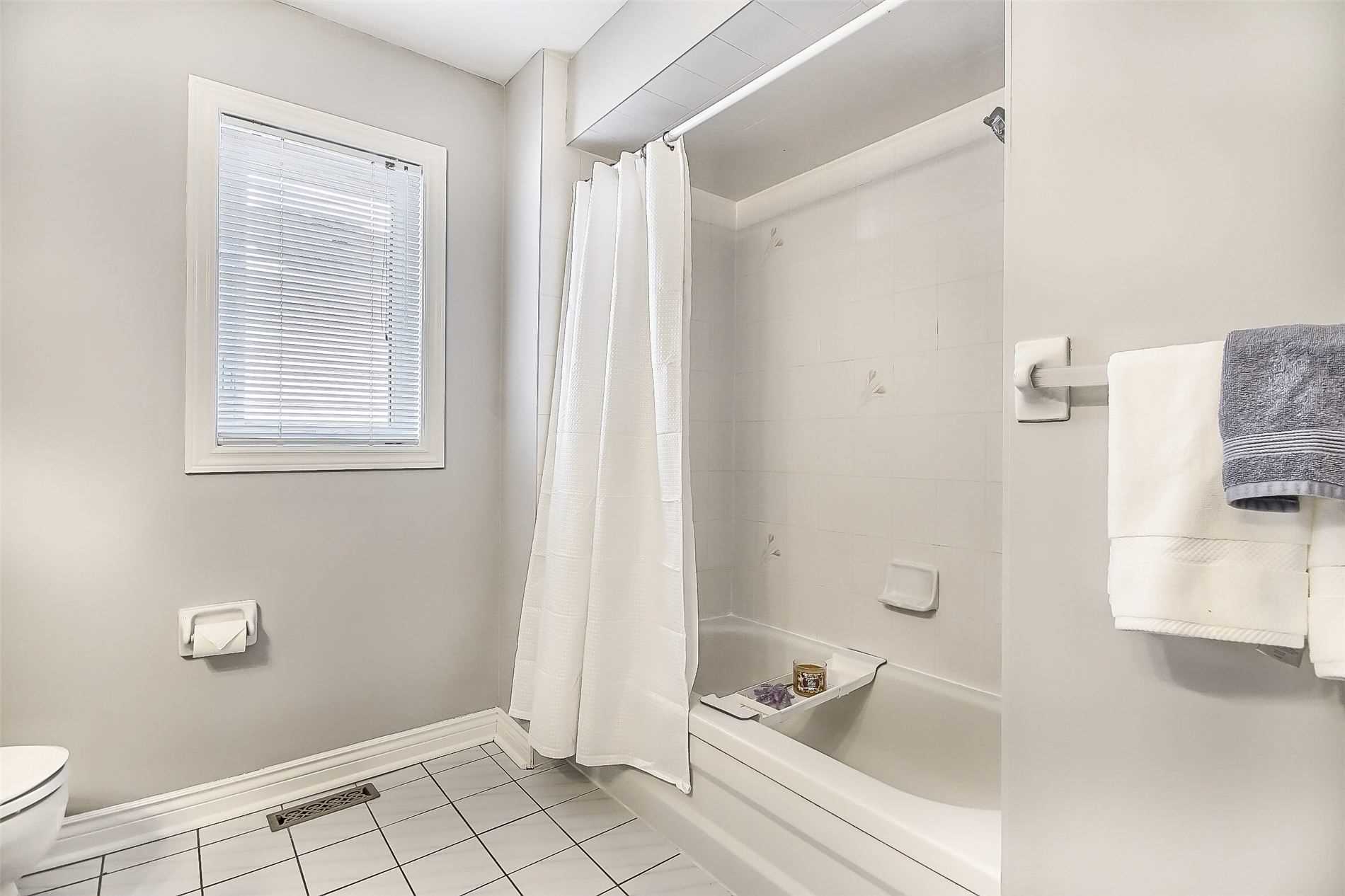 377 Pickering Cres