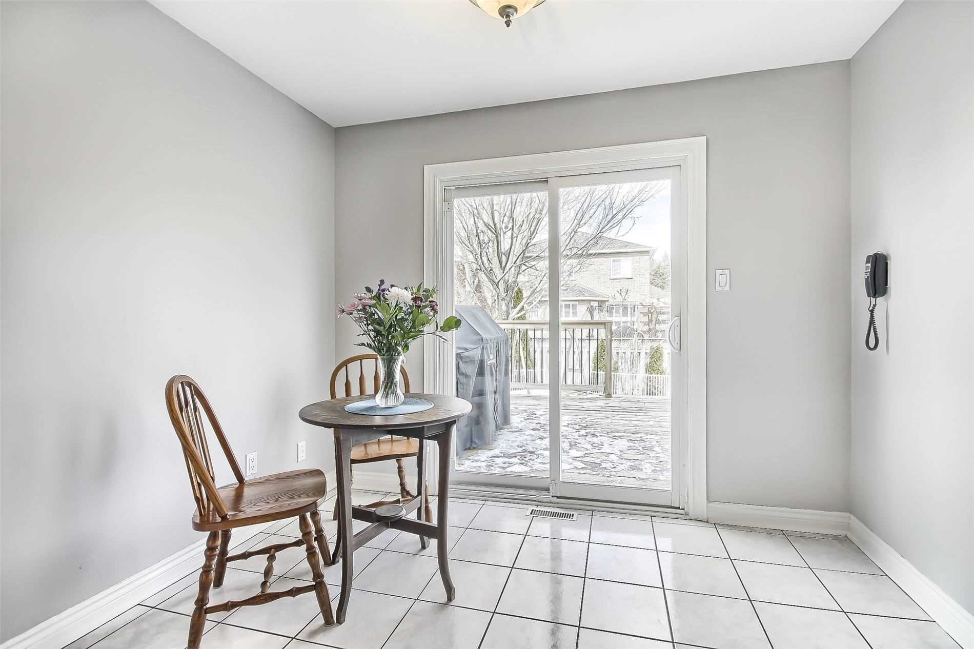 377 Pickering Cres