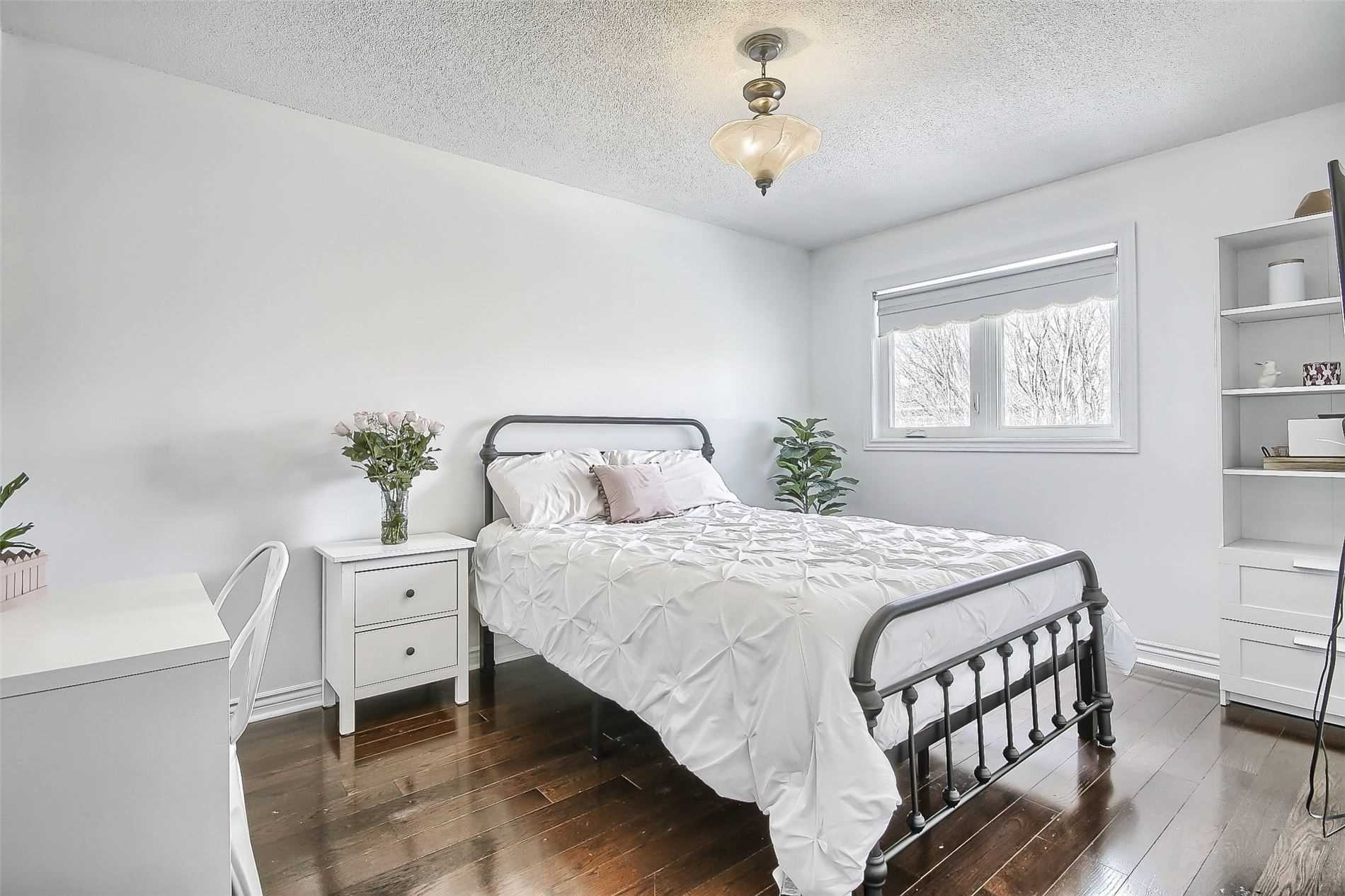 377 Pickering Cres