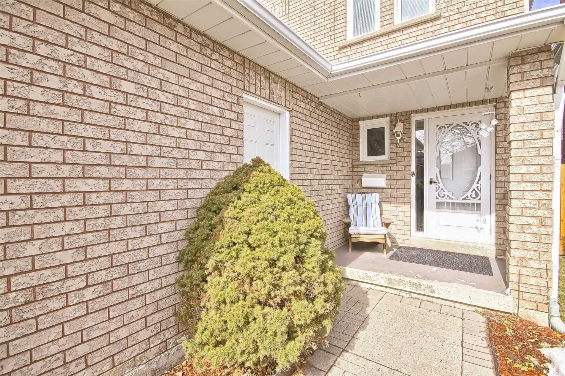 377 Pickering Cres