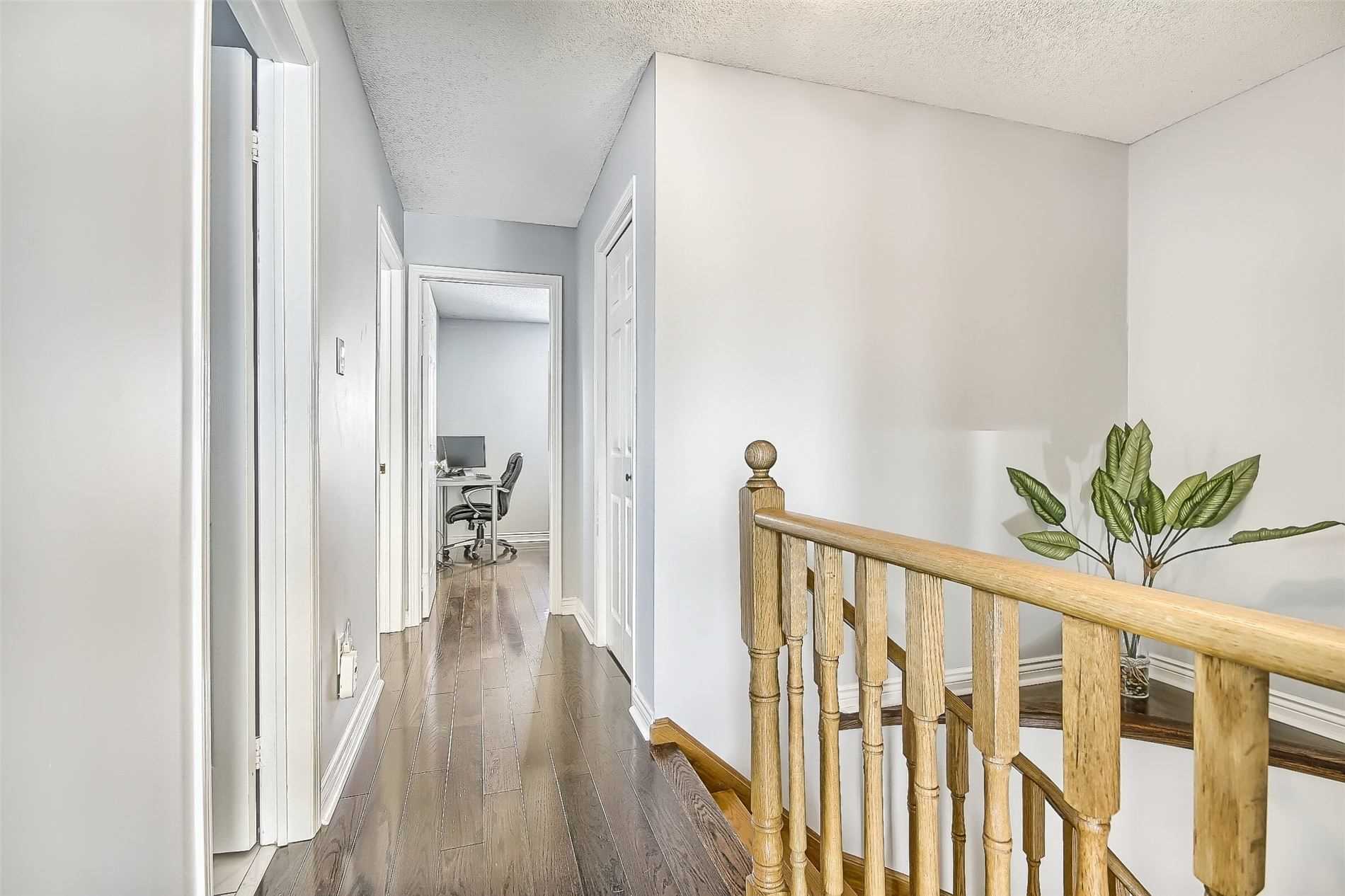 377 Pickering Cres