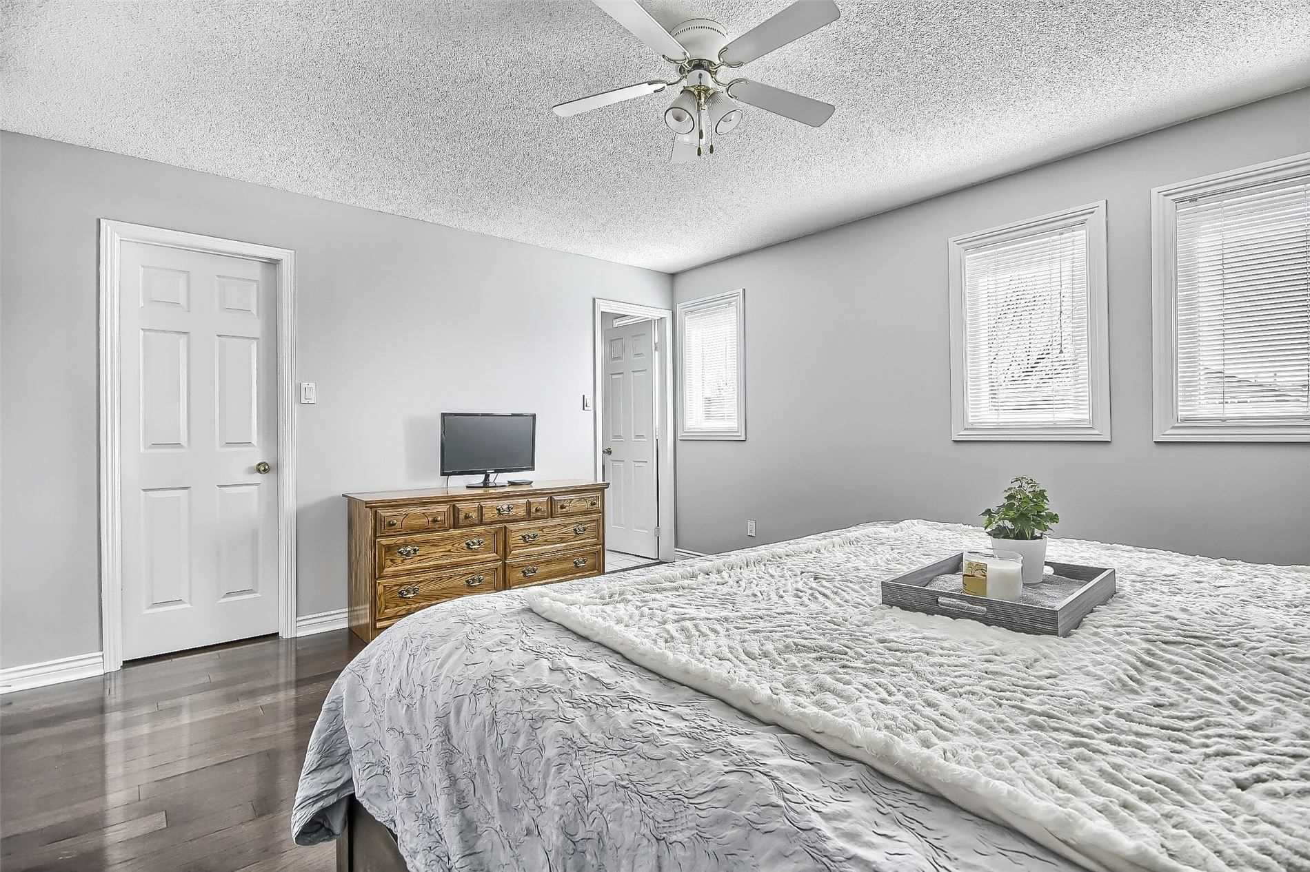 377 Pickering Cres