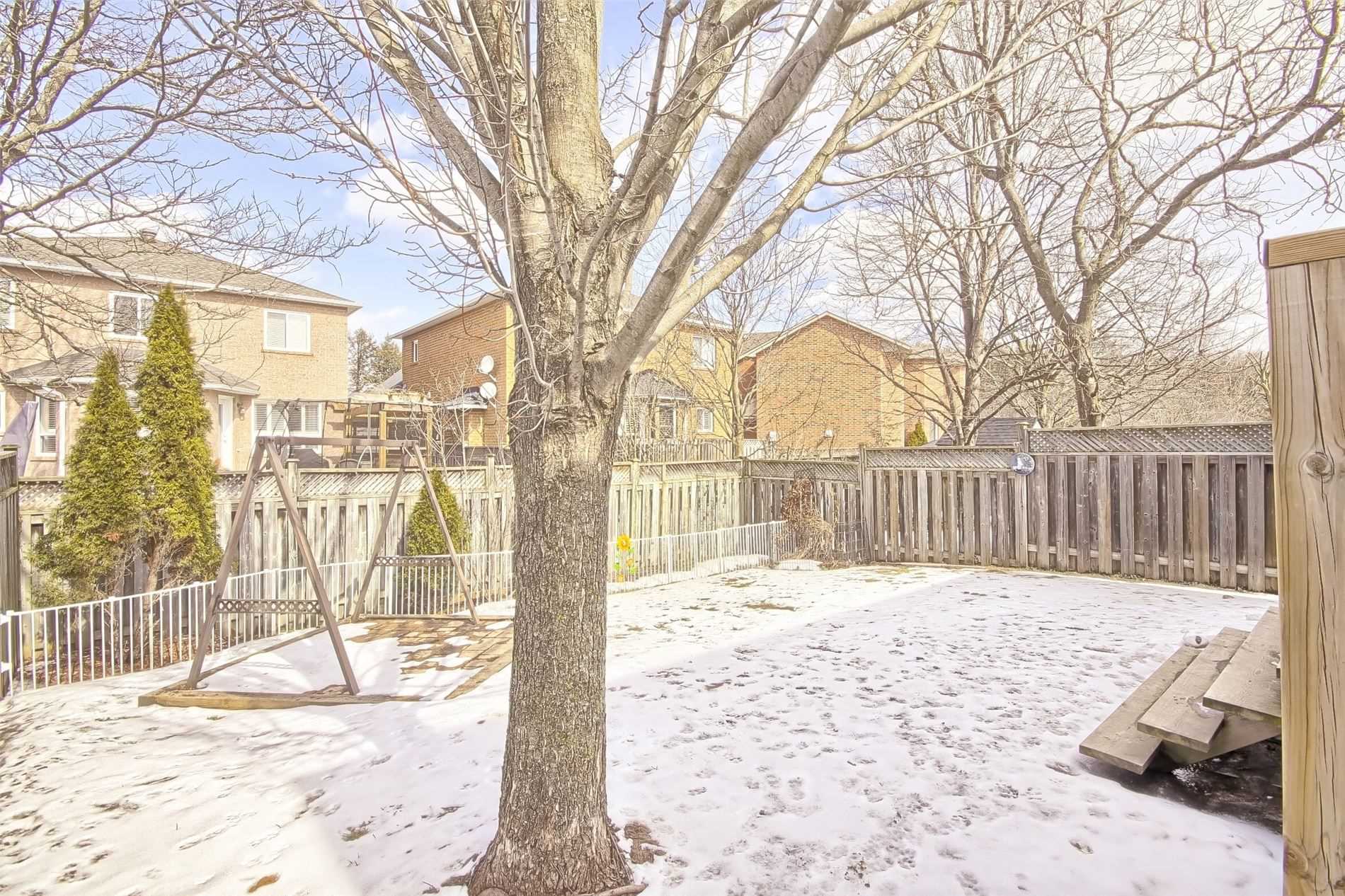 377 Pickering Cres