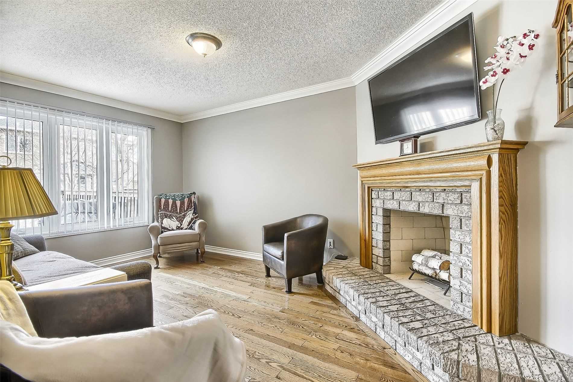 377 Pickering Cres