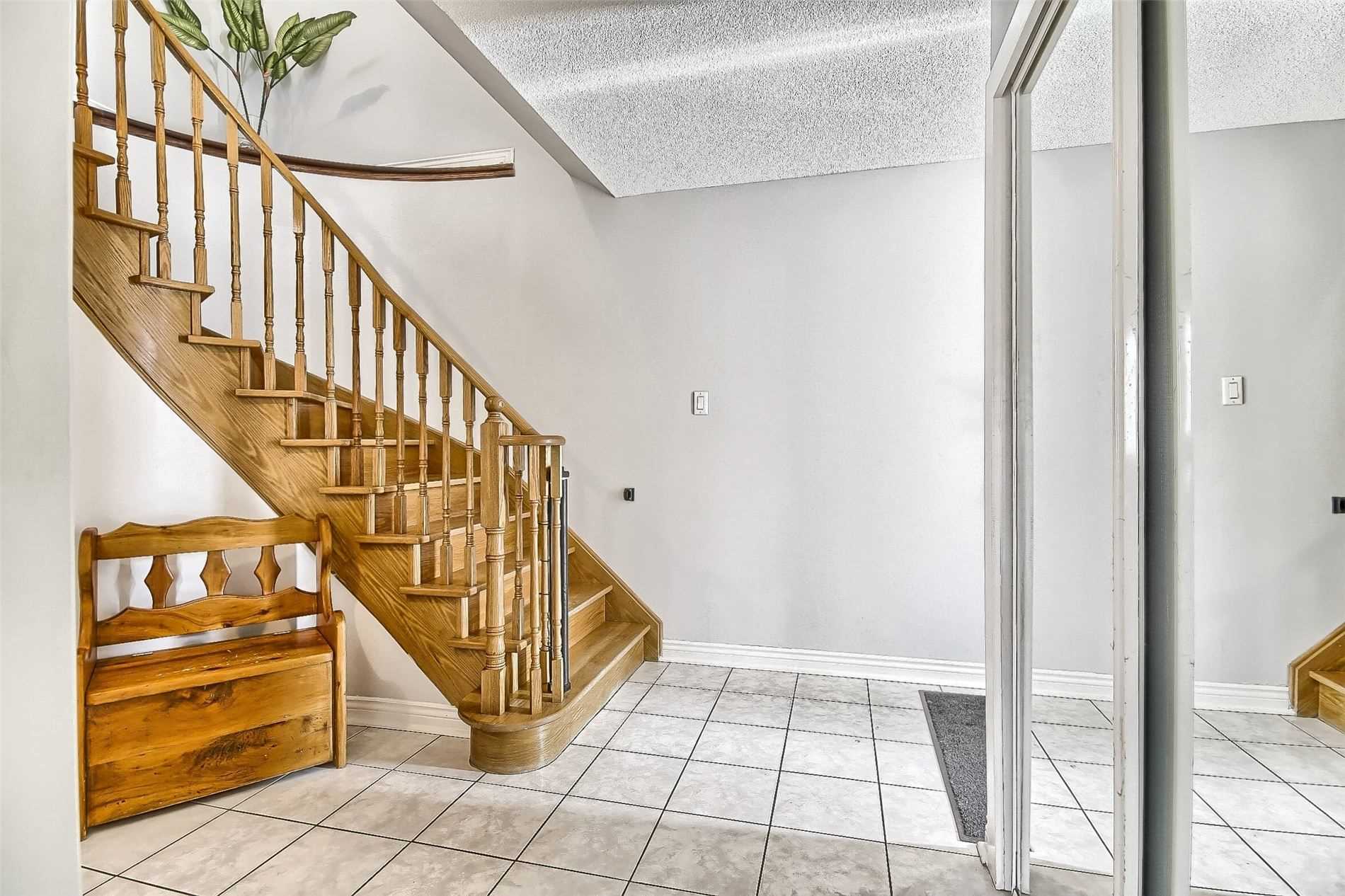 377 Pickering Cres