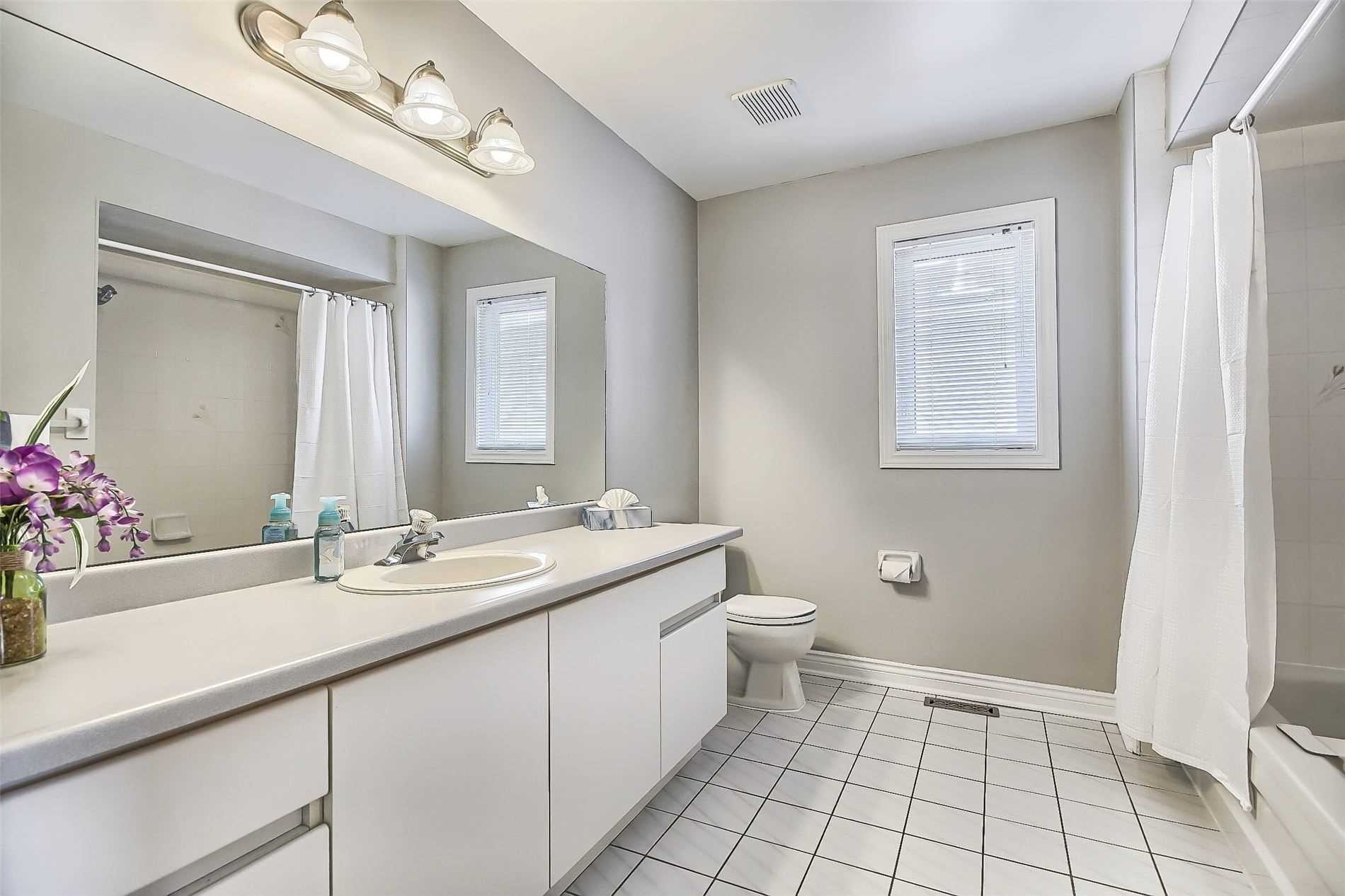 377 Pickering Cres