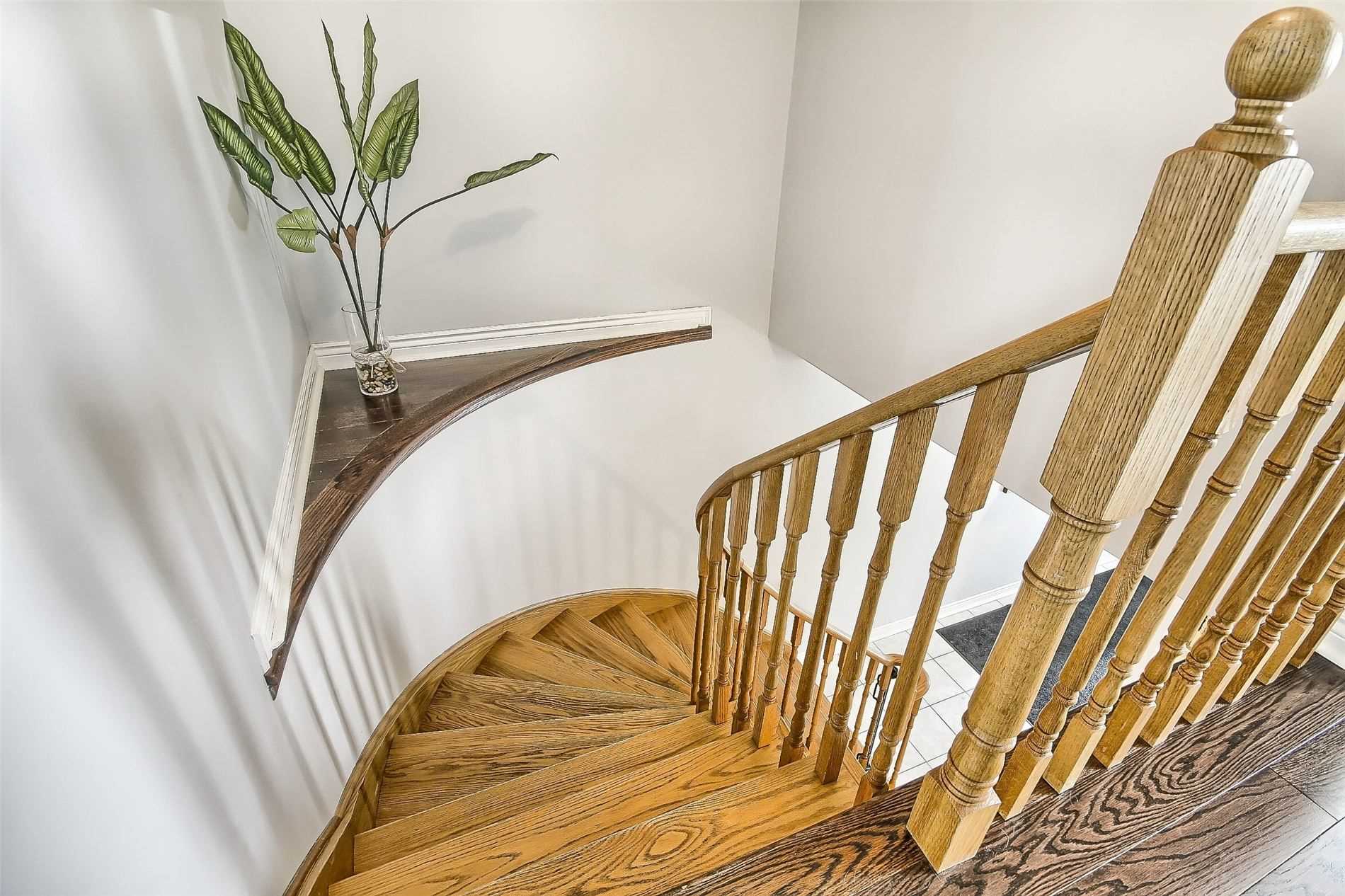 377 Pickering Cres