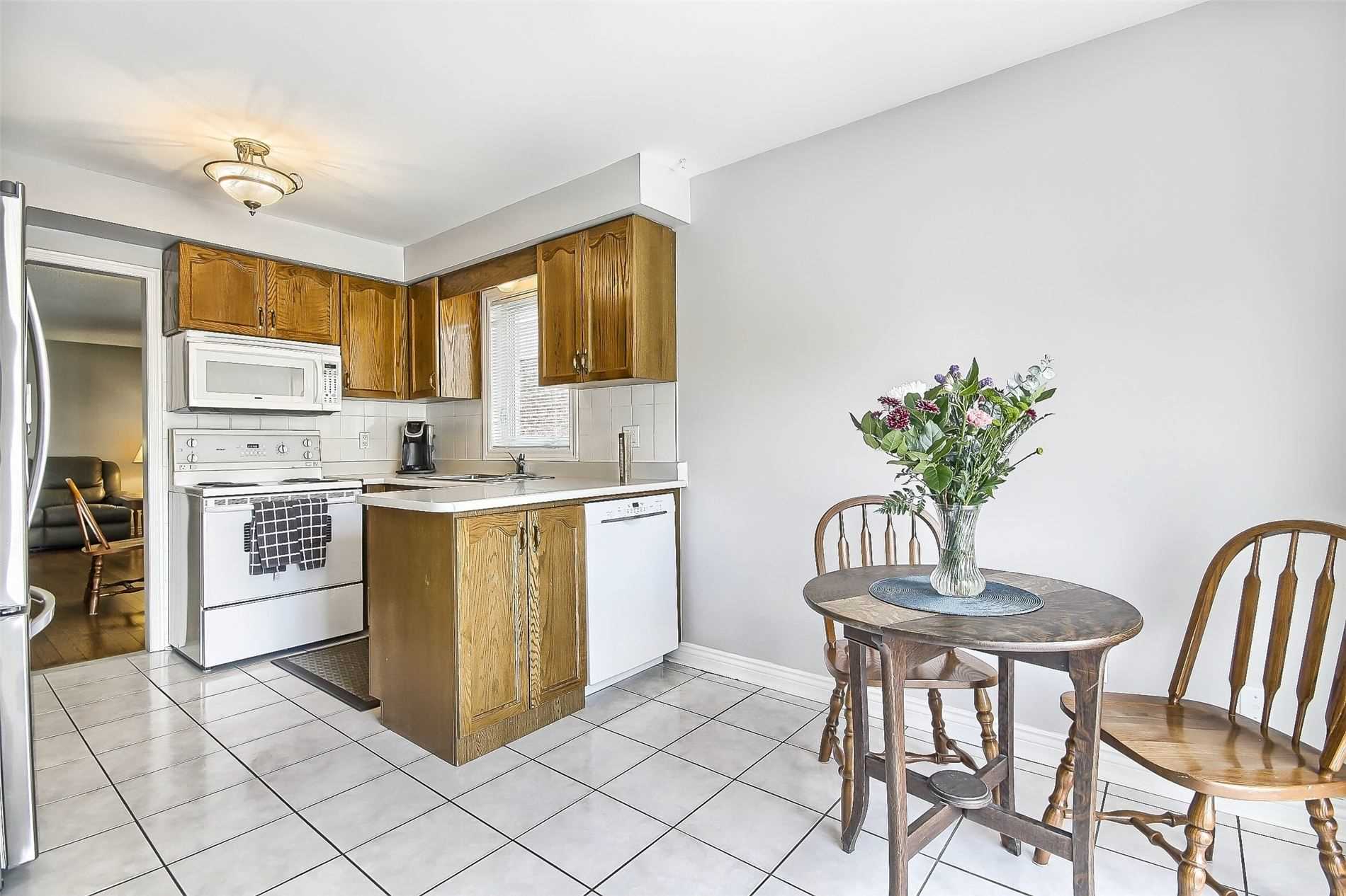 377 Pickering Cres