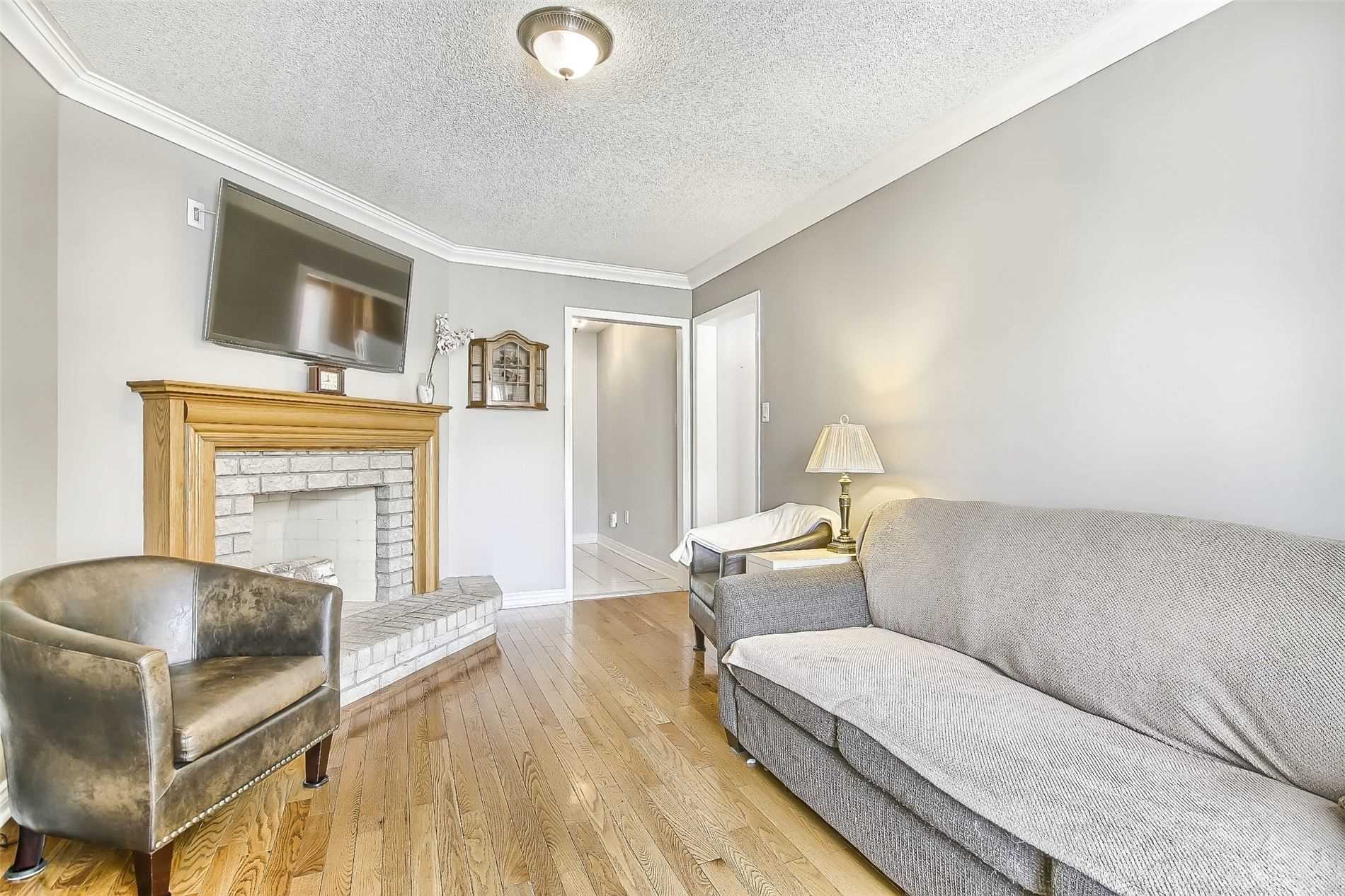377 Pickering Cres