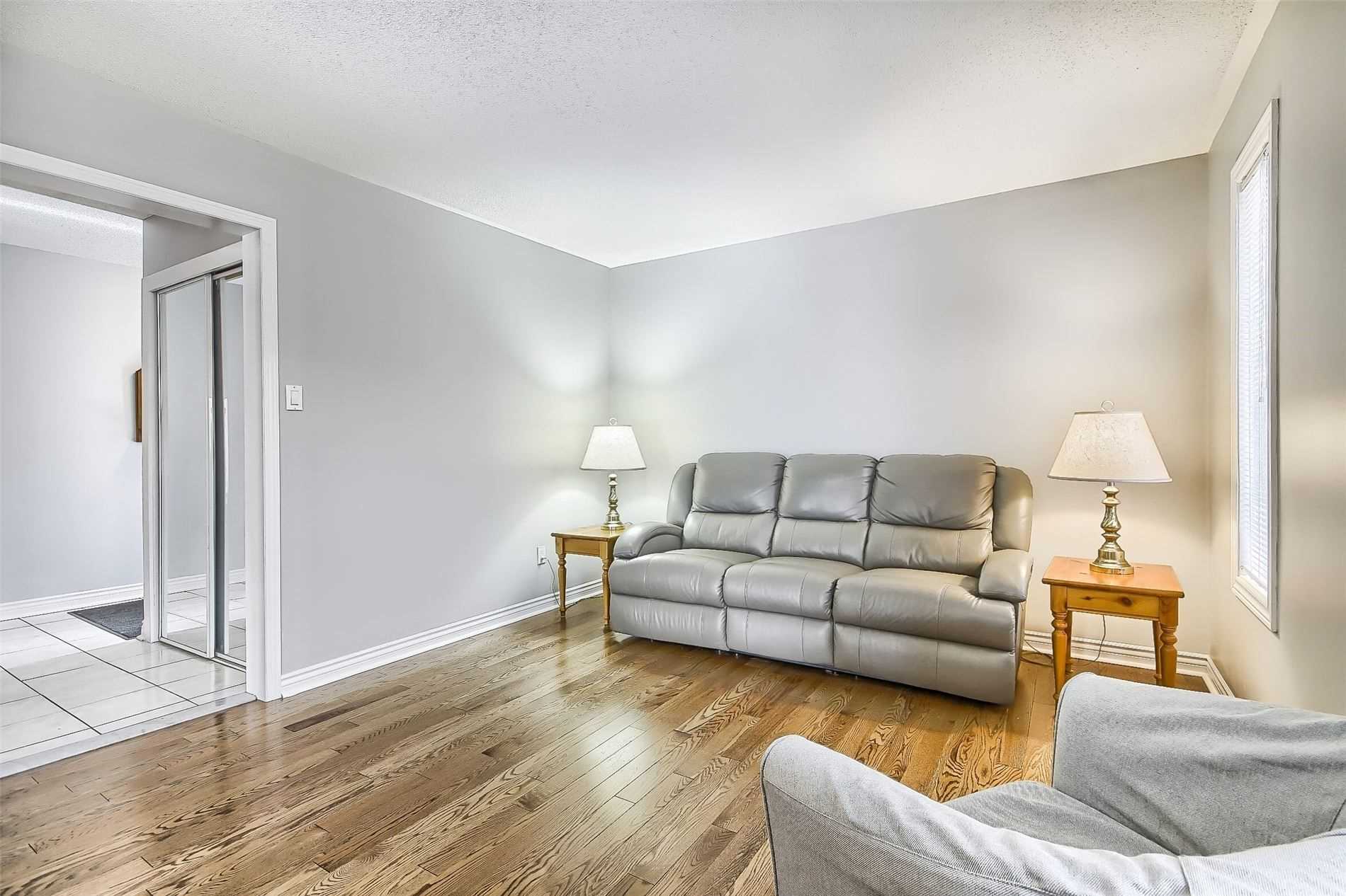377 Pickering Cres