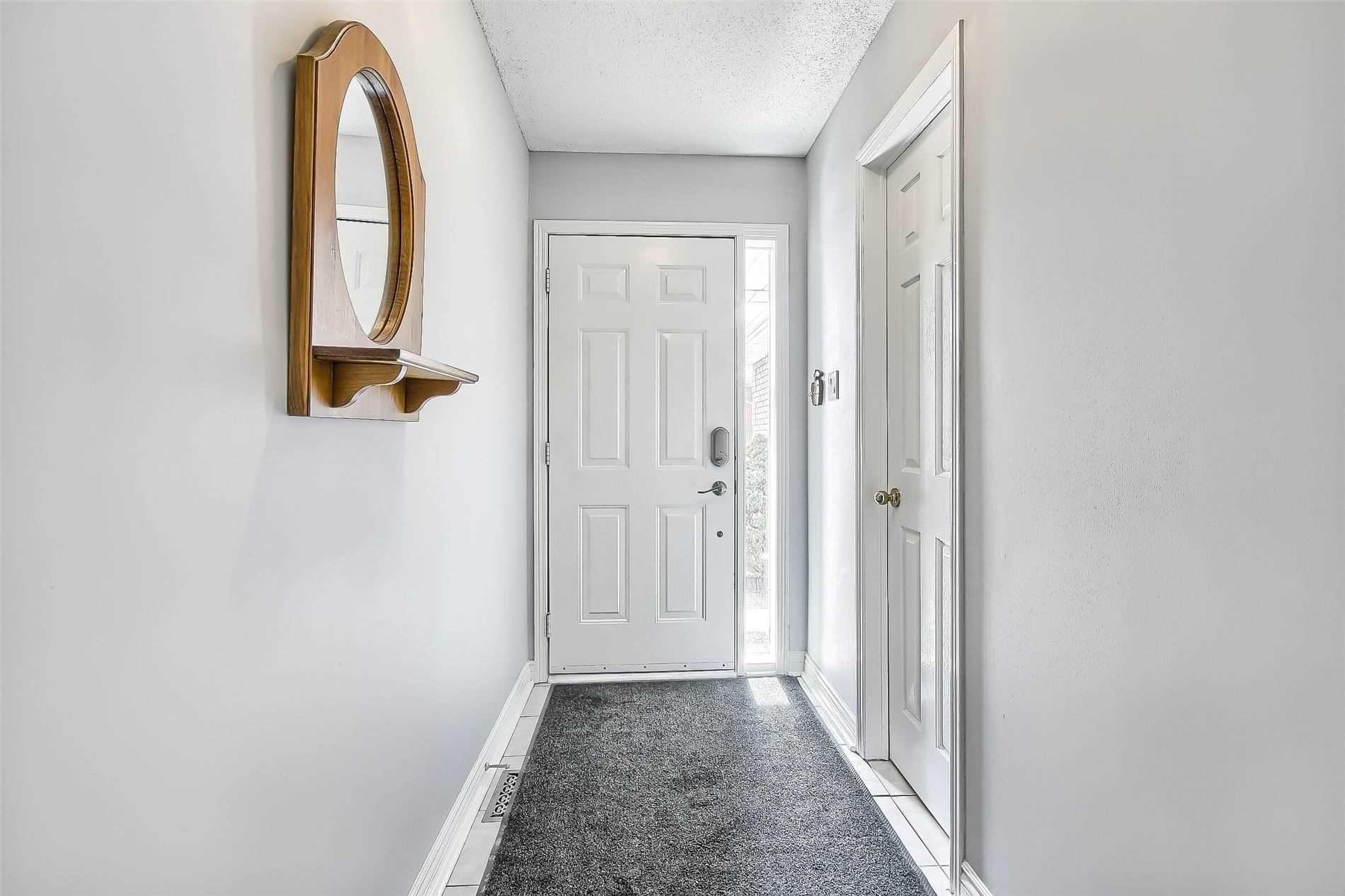 377 Pickering Cres