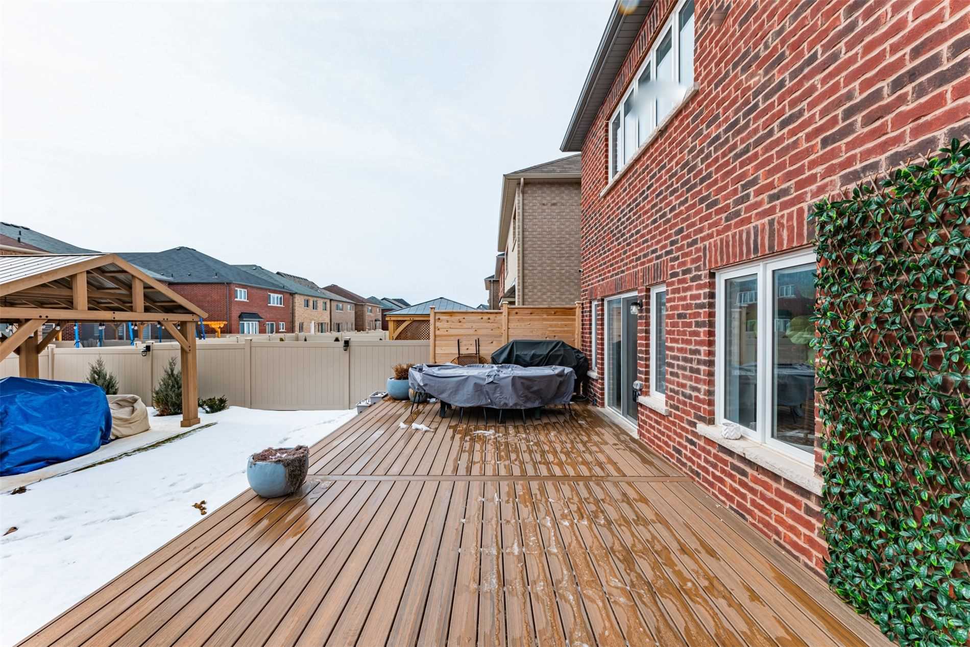 1011 Larter St