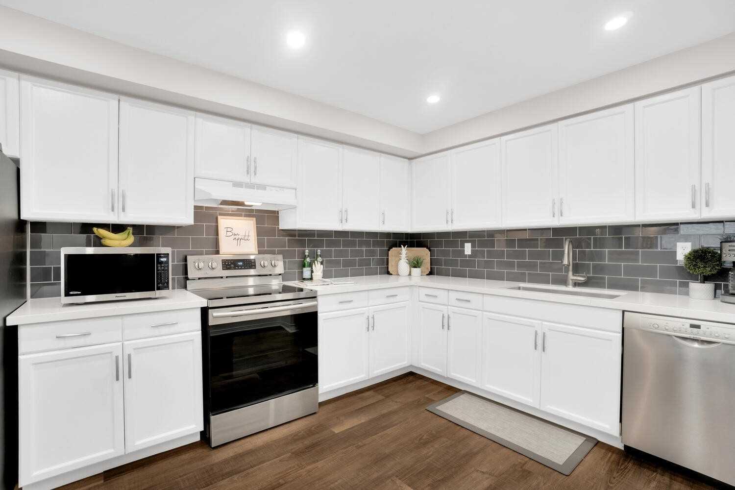 85 Wellington St W, #207