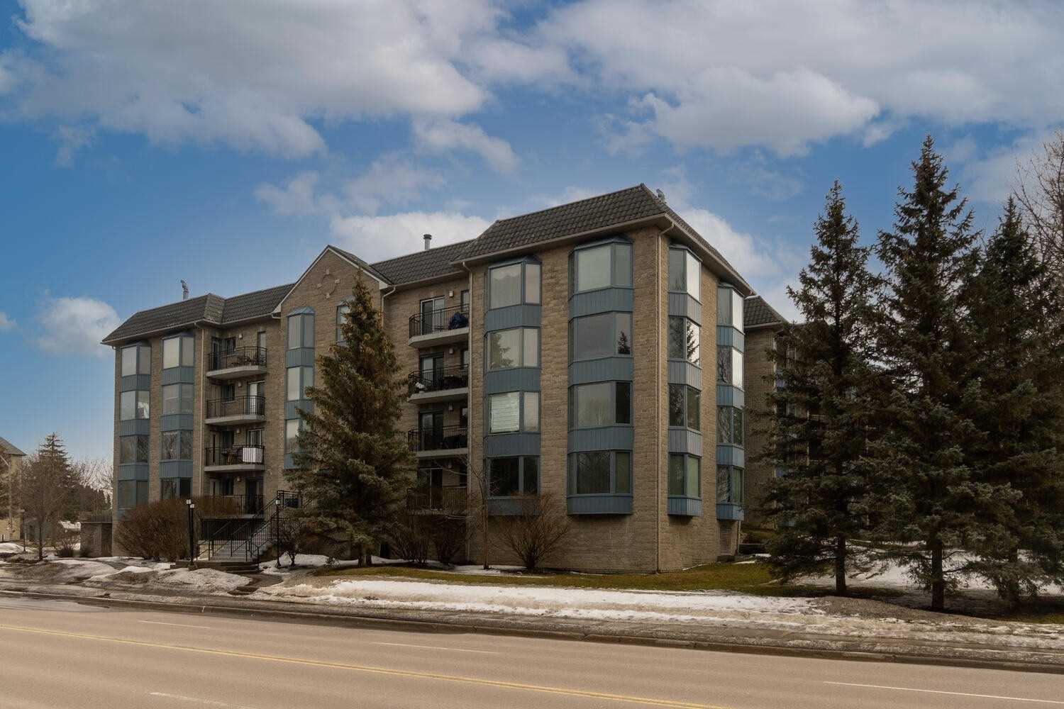 85 Wellington St W, #207