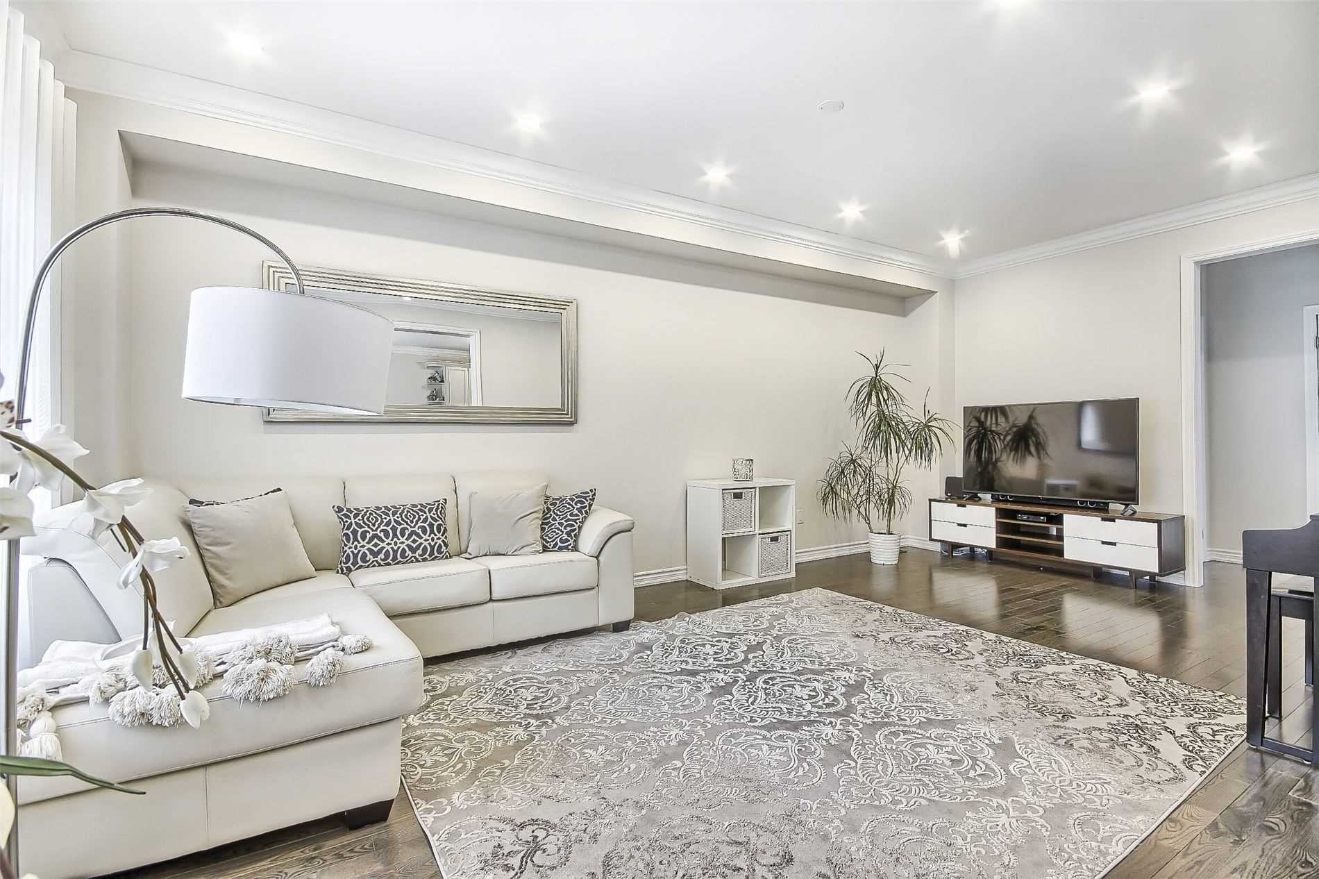 1153 Peelar Cres